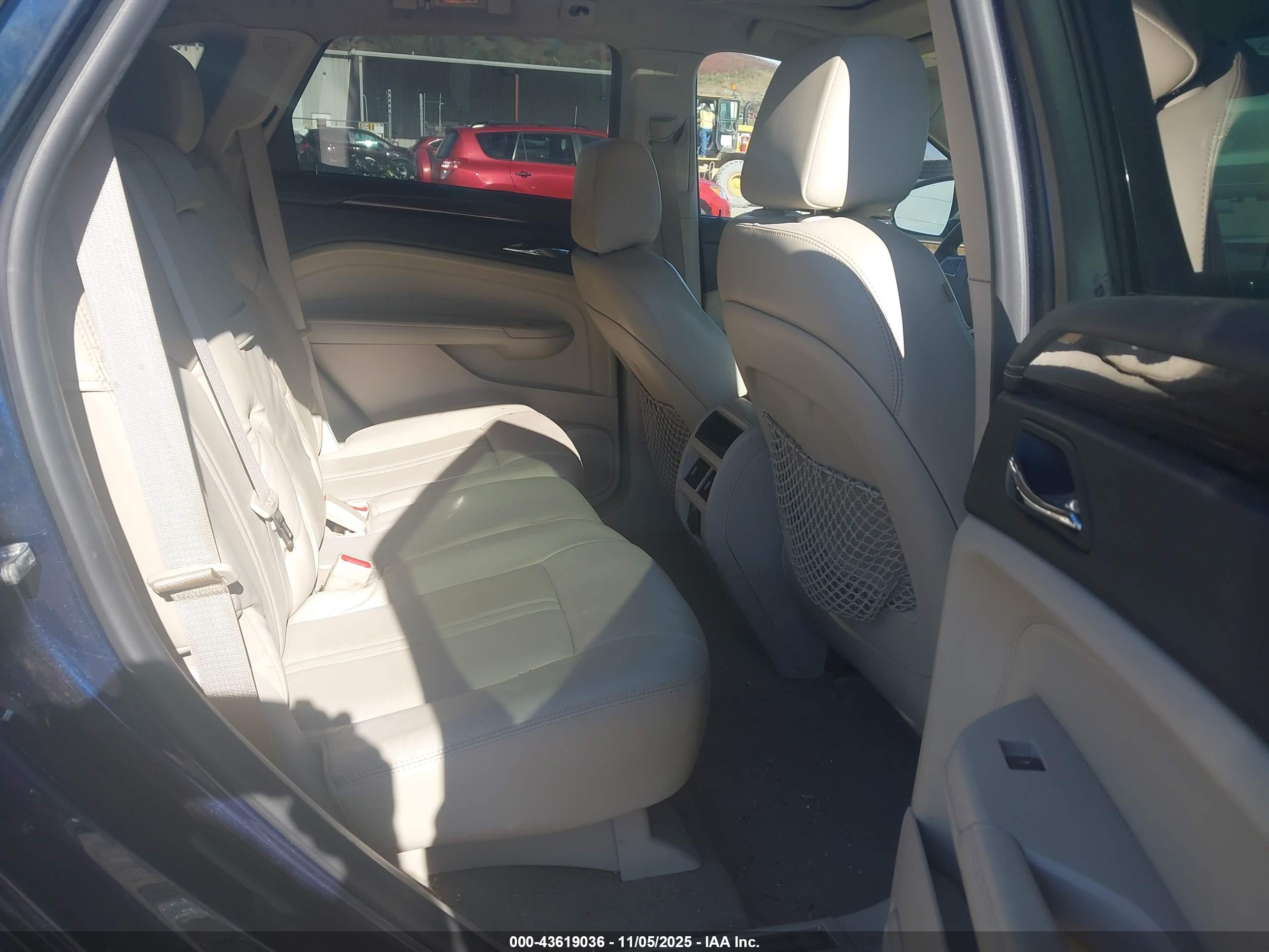 CADILLAC SRX image 8