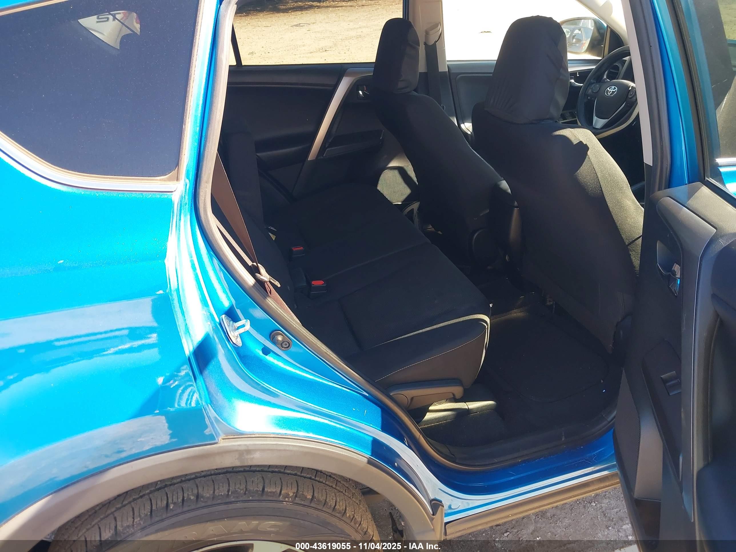 TOYOTA RAV4 image 8