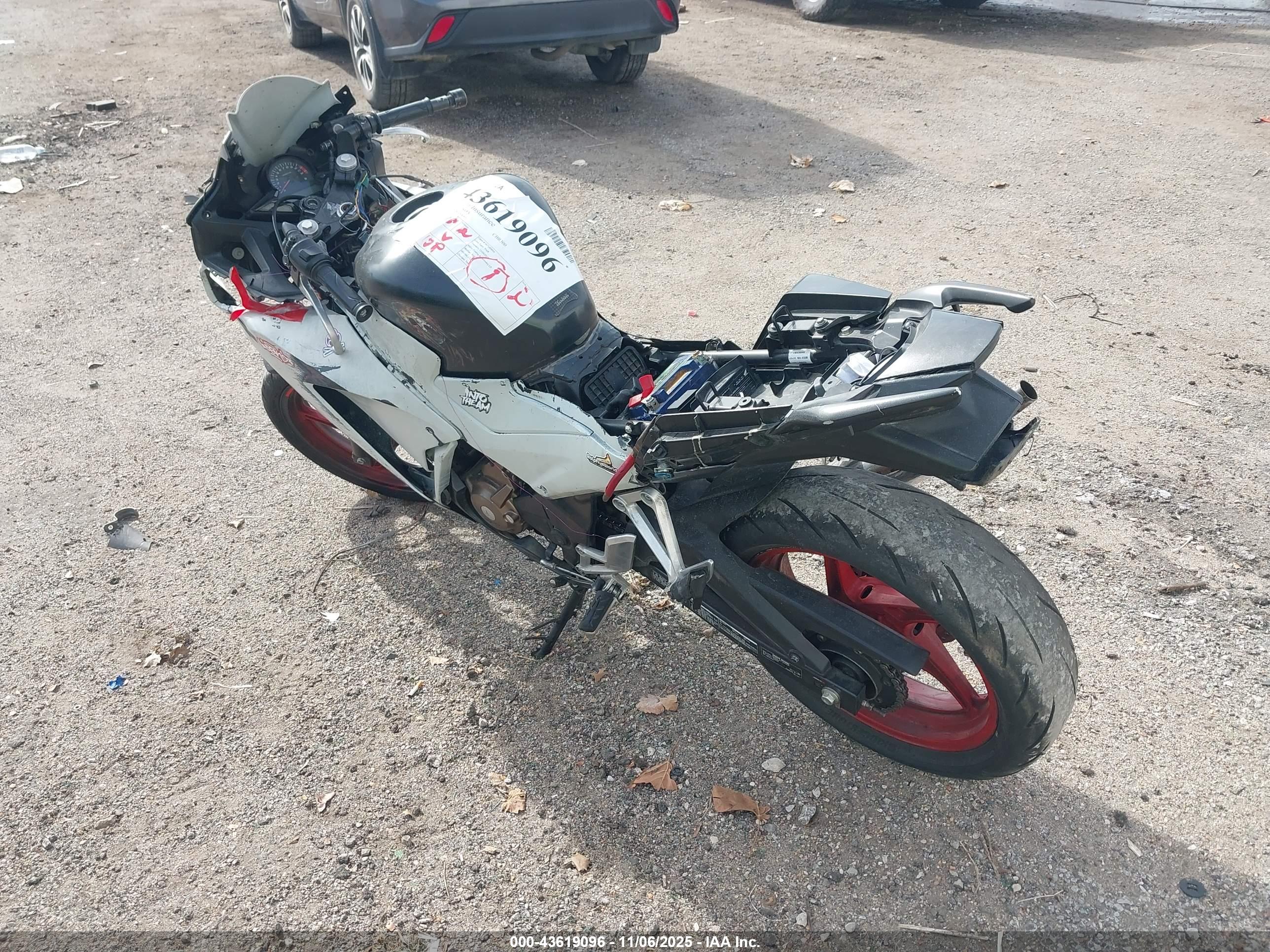 HONDA CBR300 image 3