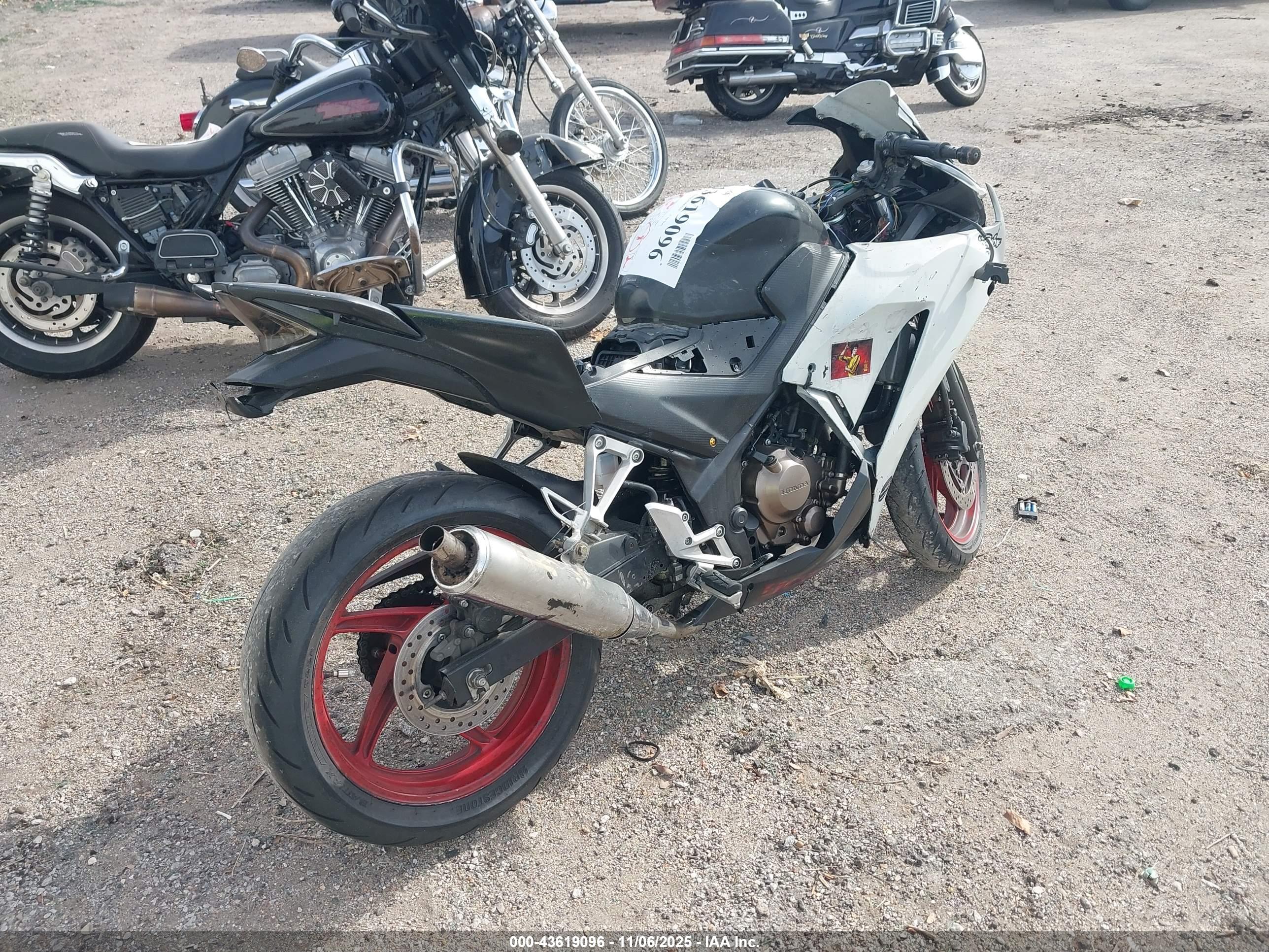 HONDA CBR300 image 4