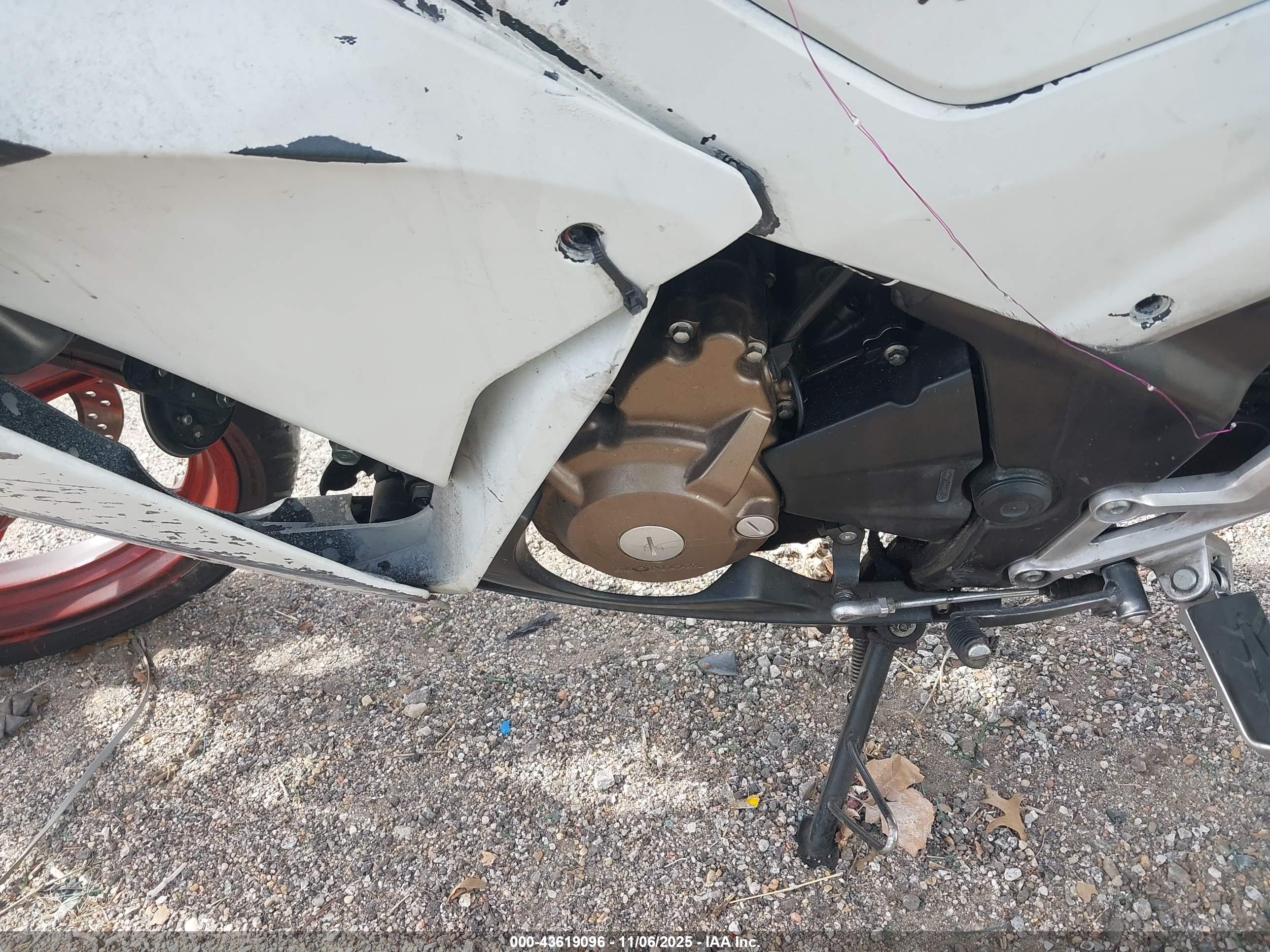 HONDA CBR300 image 9