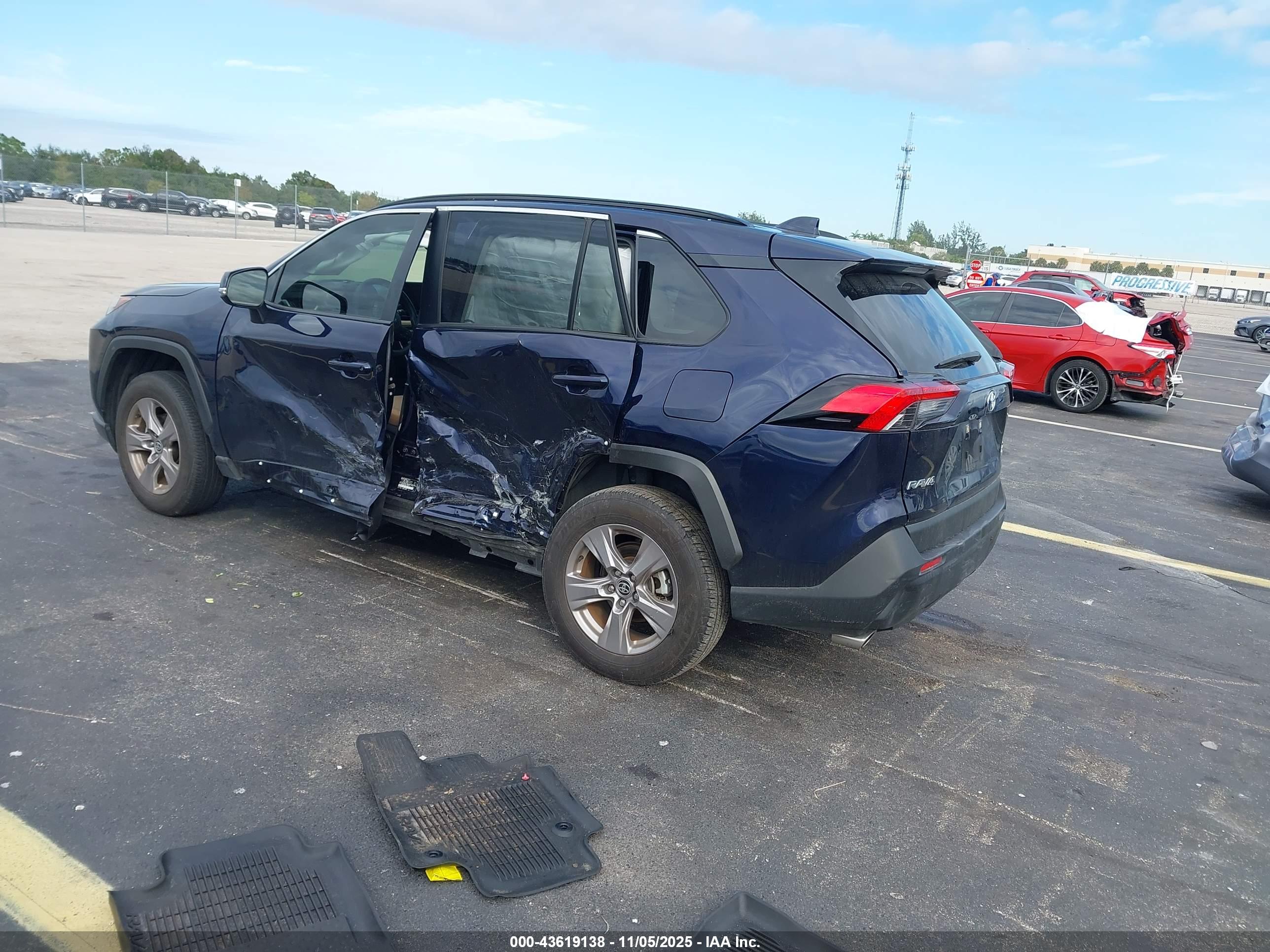 TOYOTA RAV4 image 3