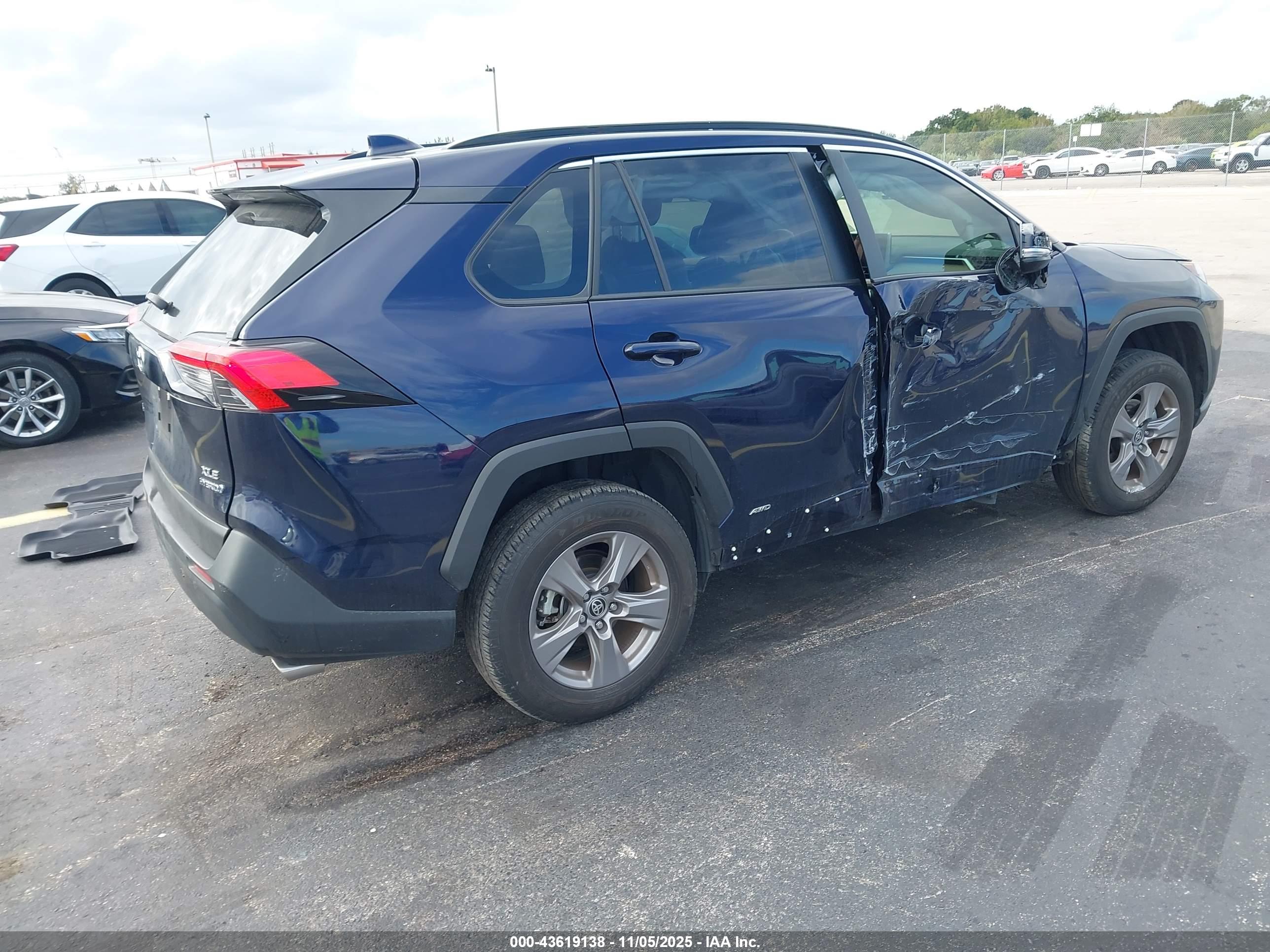 TOYOTA RAV4 image 4