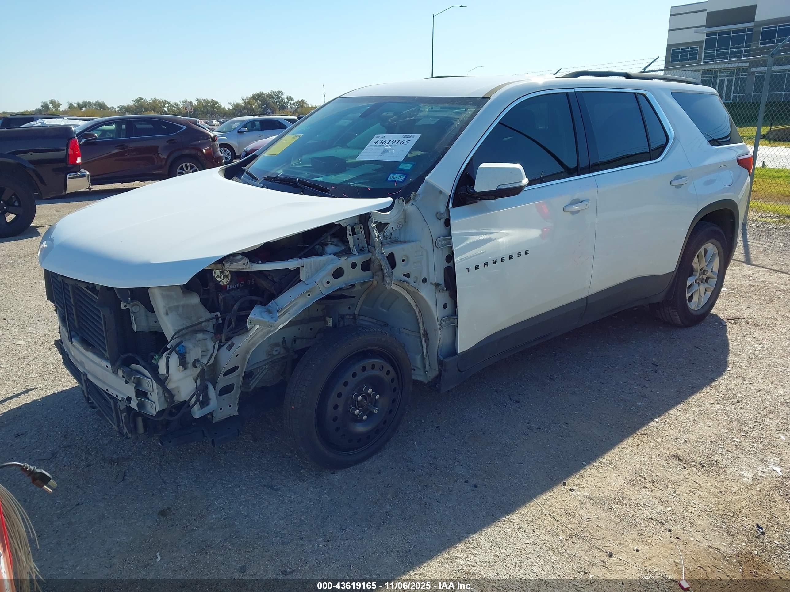 CHEVROLET TRAVERSE image 2
