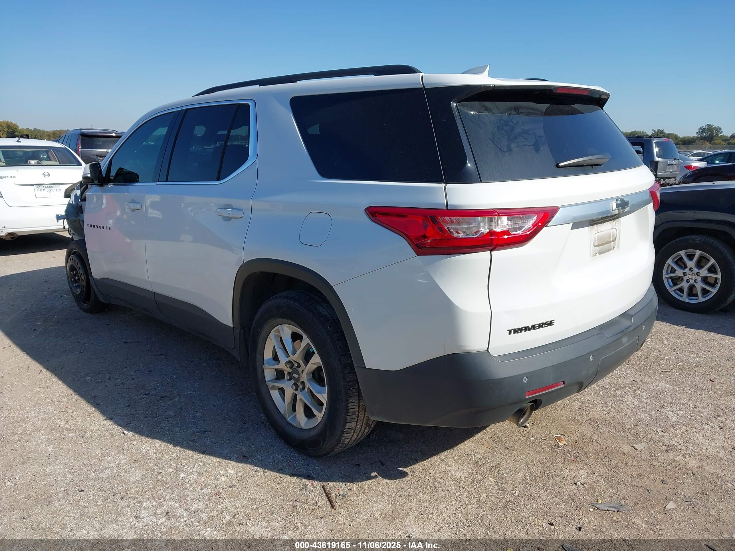CHEVROLET TRAVERSE image 3