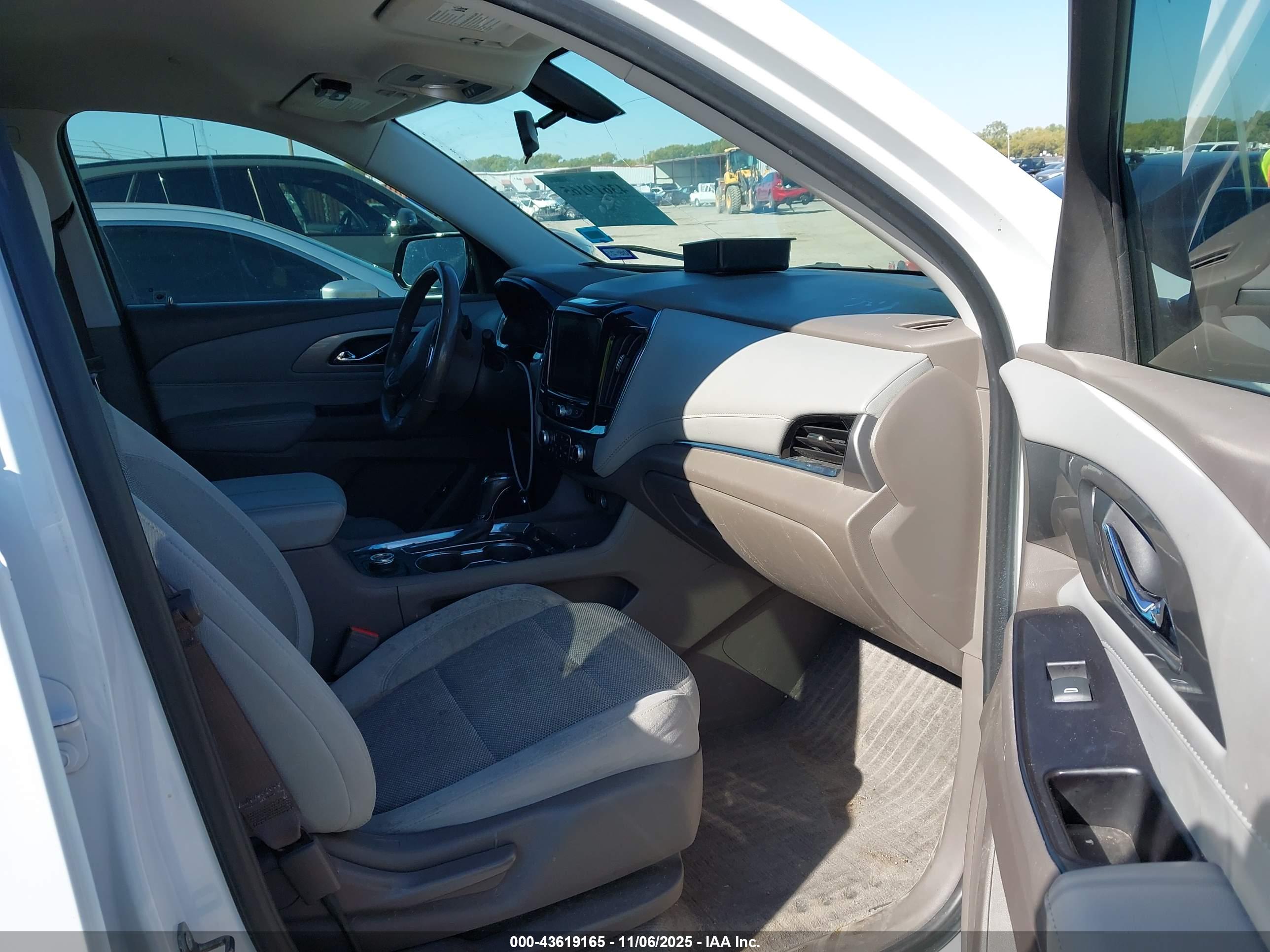 CHEVROLET TRAVERSE image 5