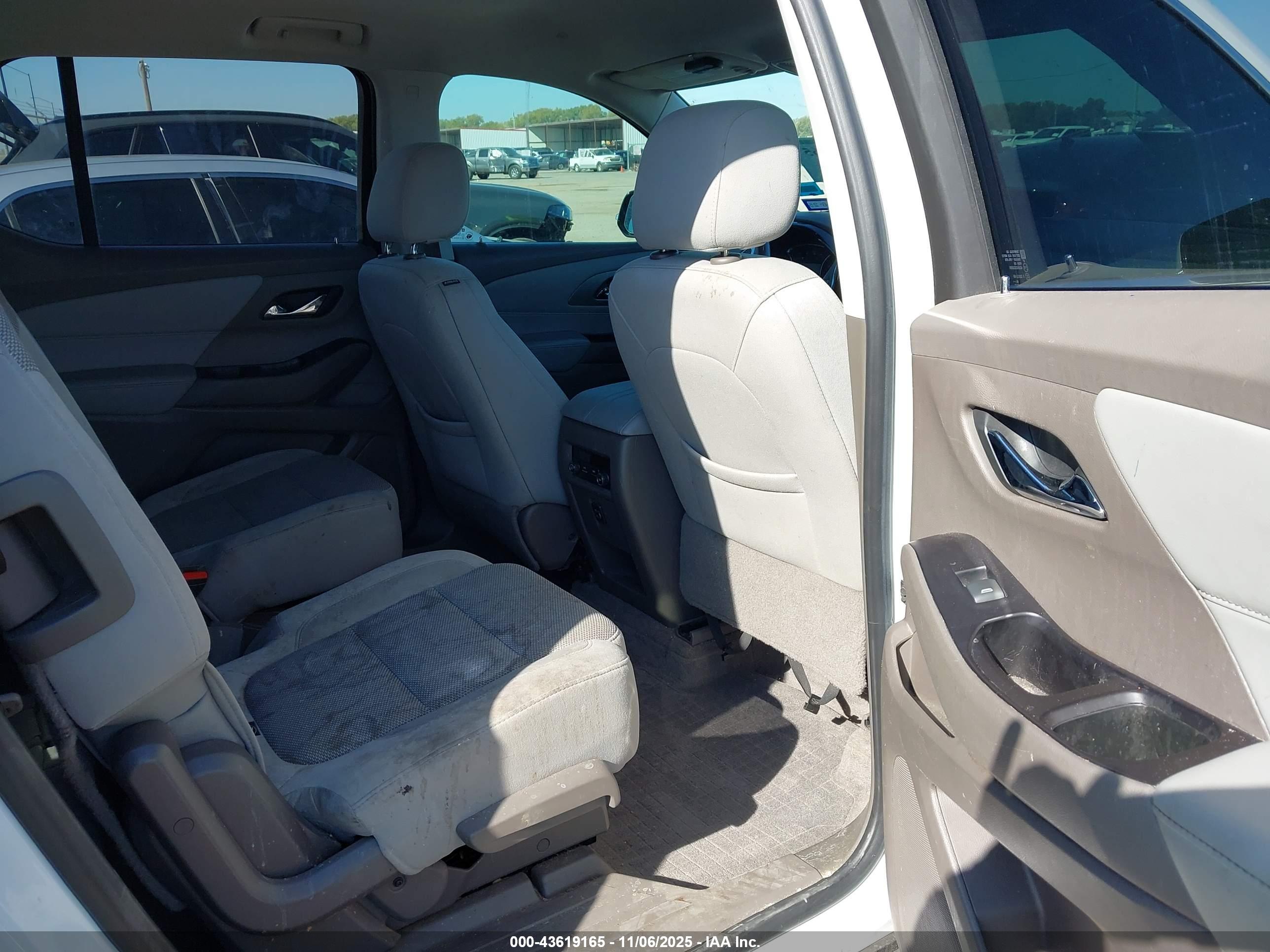 CHEVROLET TRAVERSE image 8