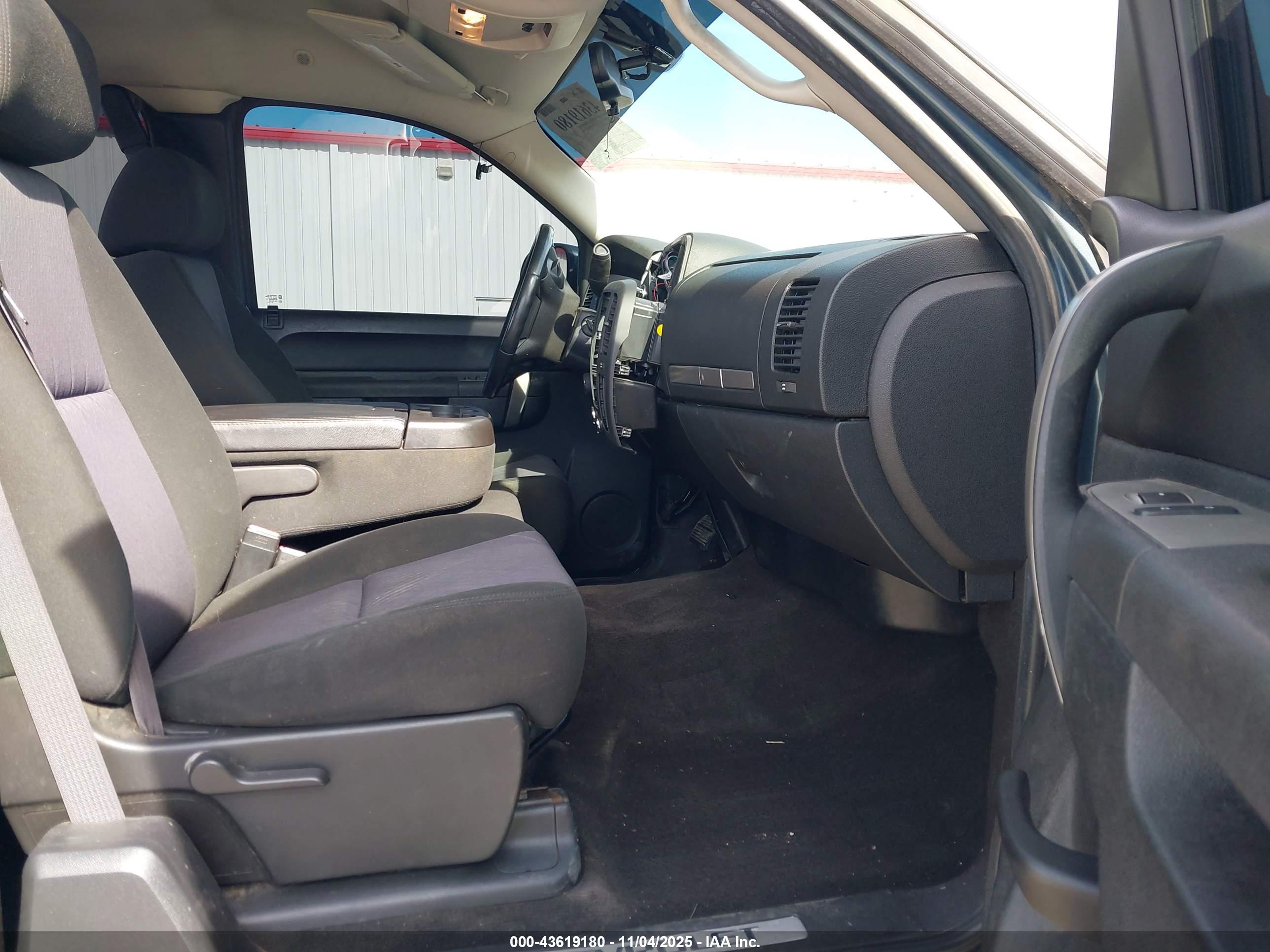 CHEVROLET SILVERADO image 5