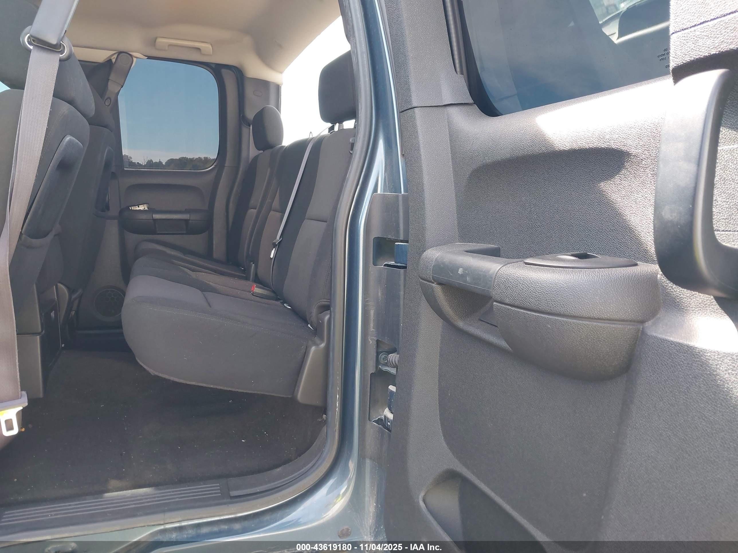 CHEVROLET SILVERADO image 8