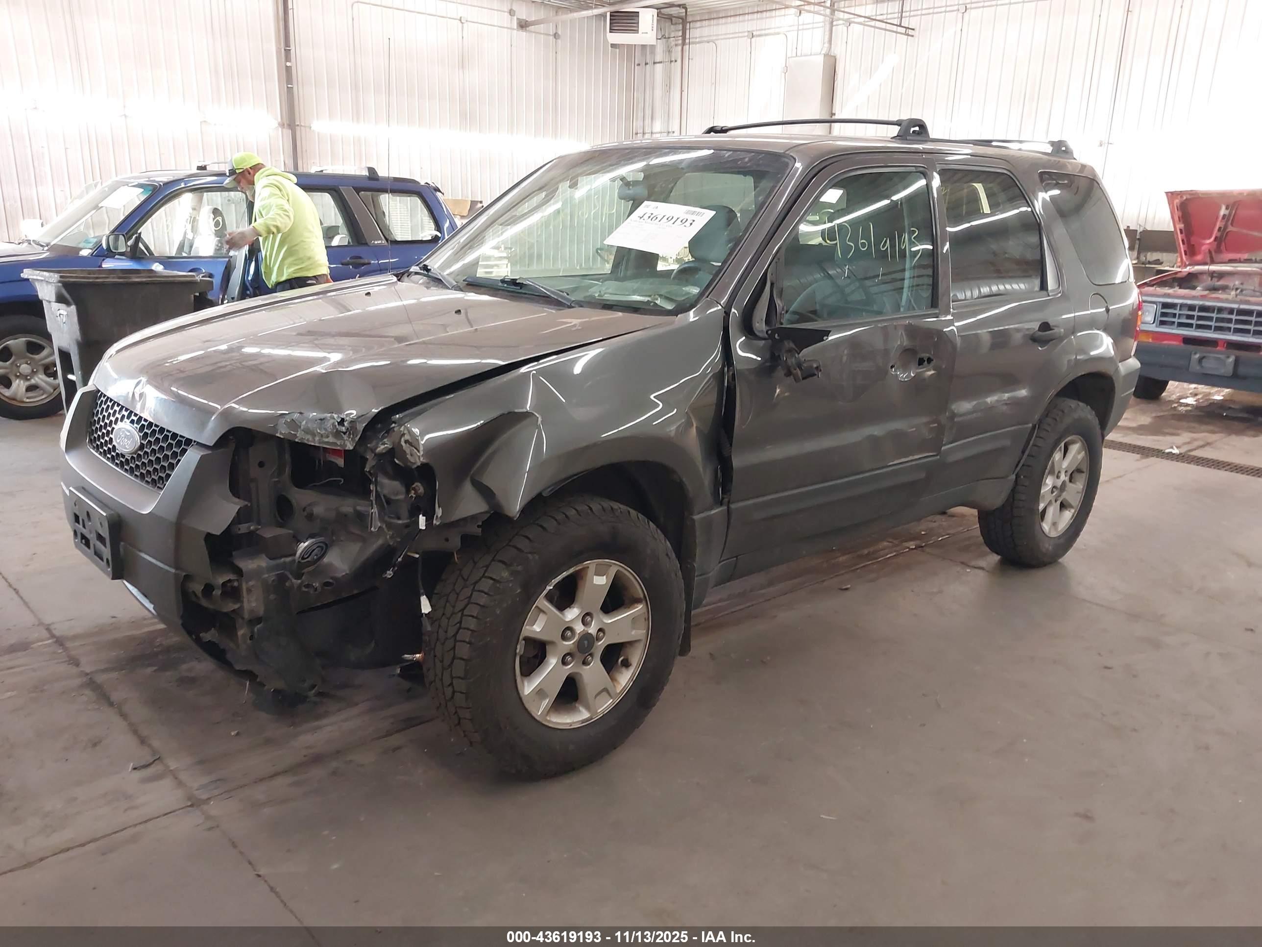 FORD ESCAPE image 2