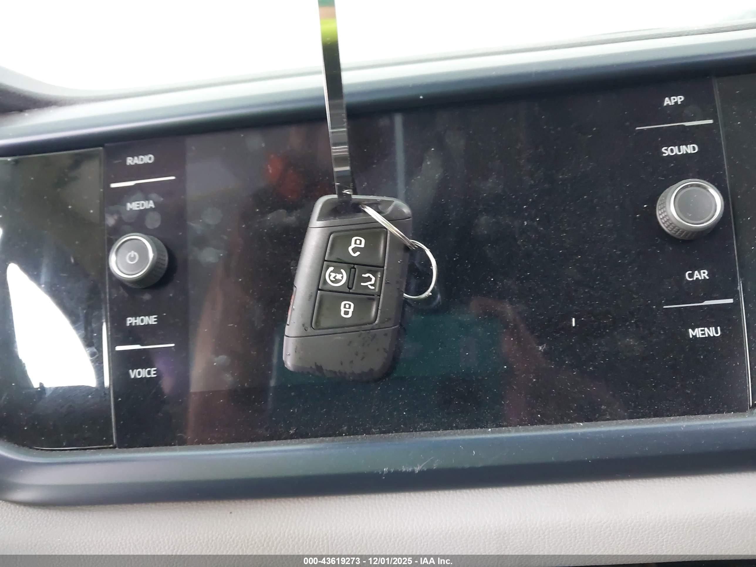 VOLKSWAGEN TAOS image 11