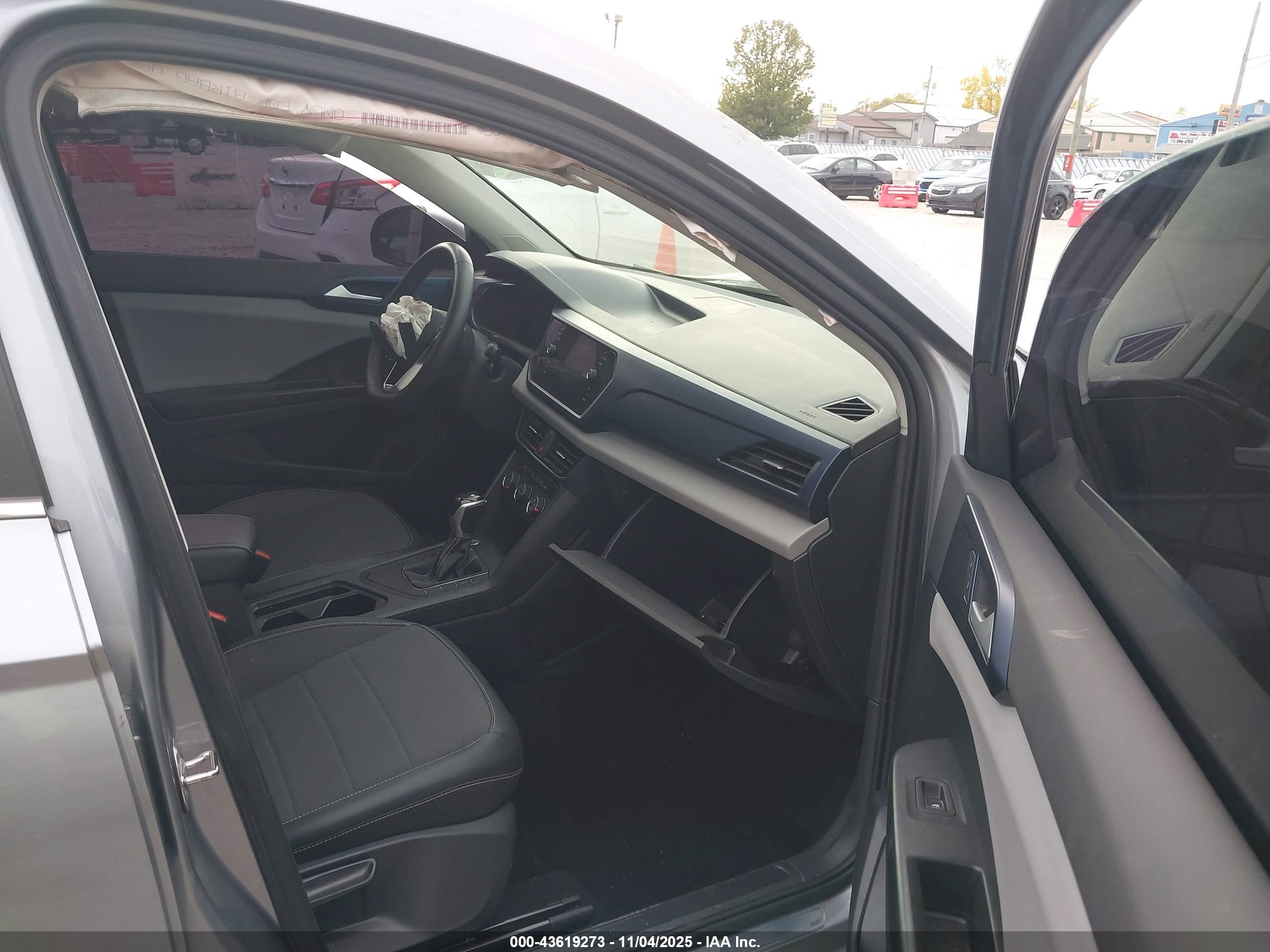 VOLKSWAGEN TAOS image 5
