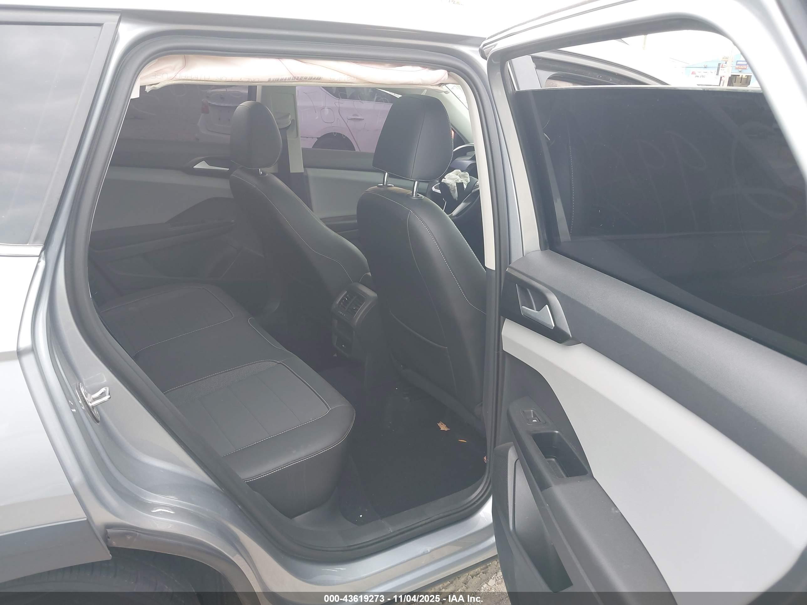 VOLKSWAGEN TAOS image 8