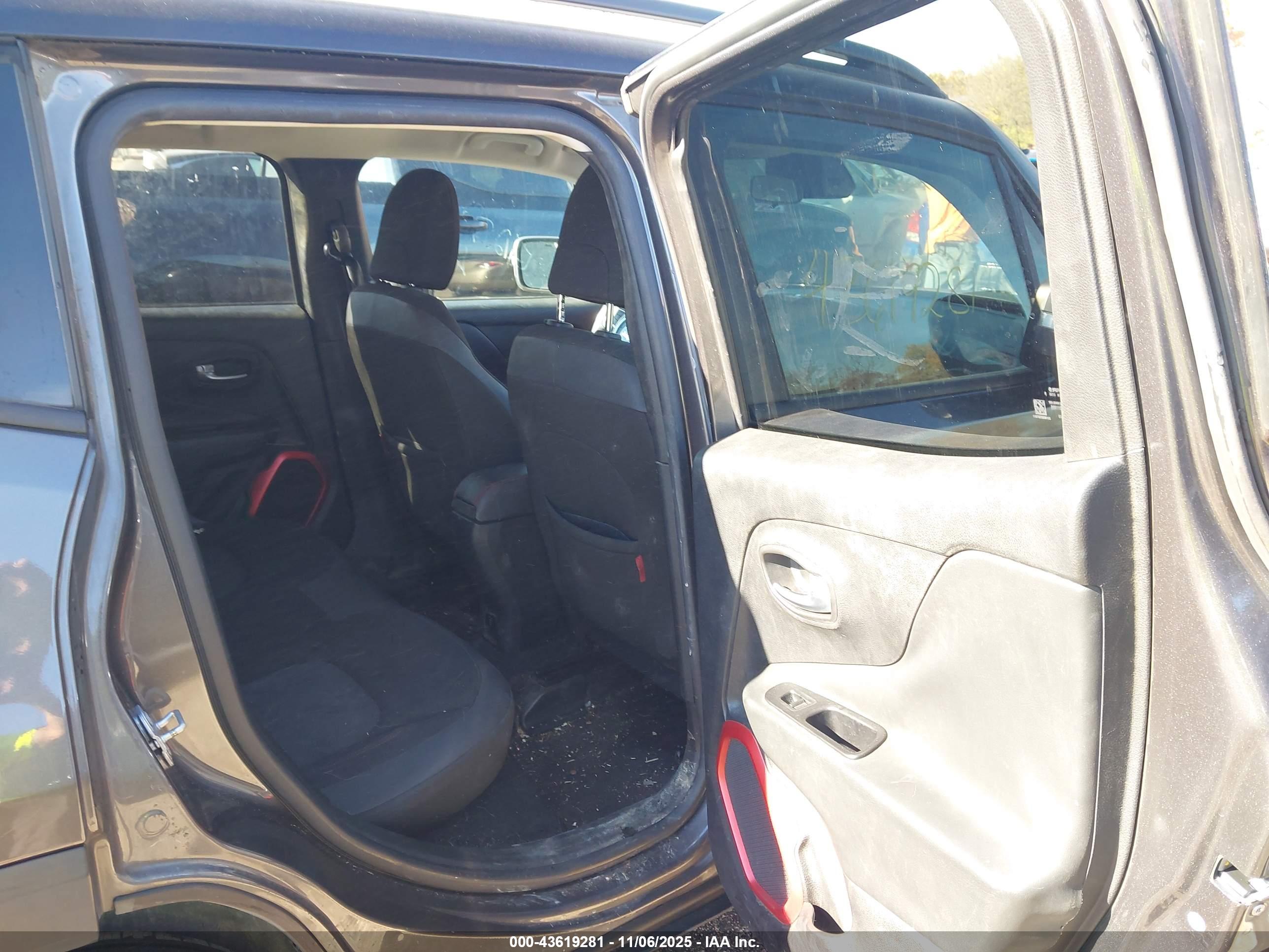 JEEP RENEGADE image 8