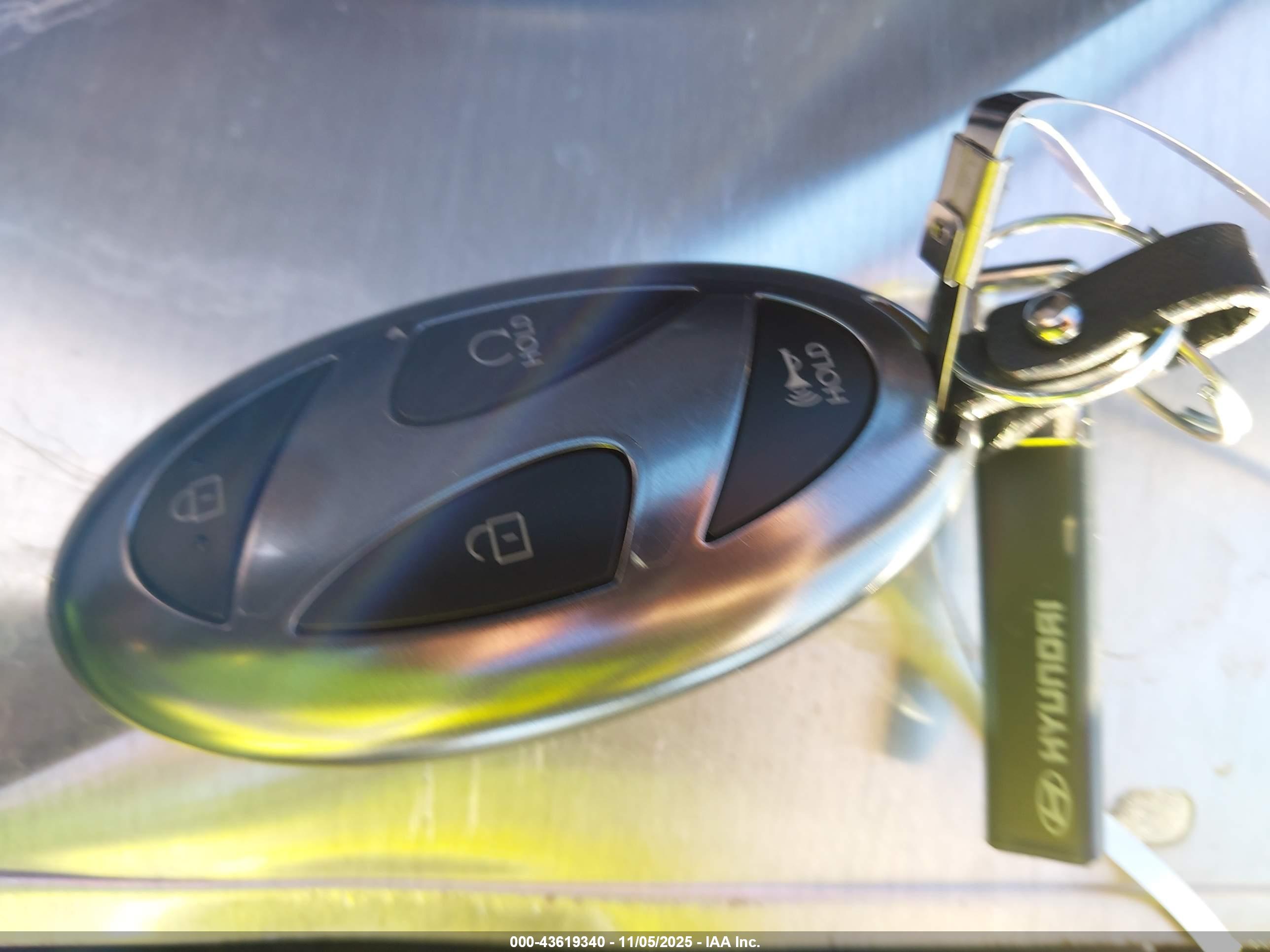 HYUNDAI TUCSON image 11