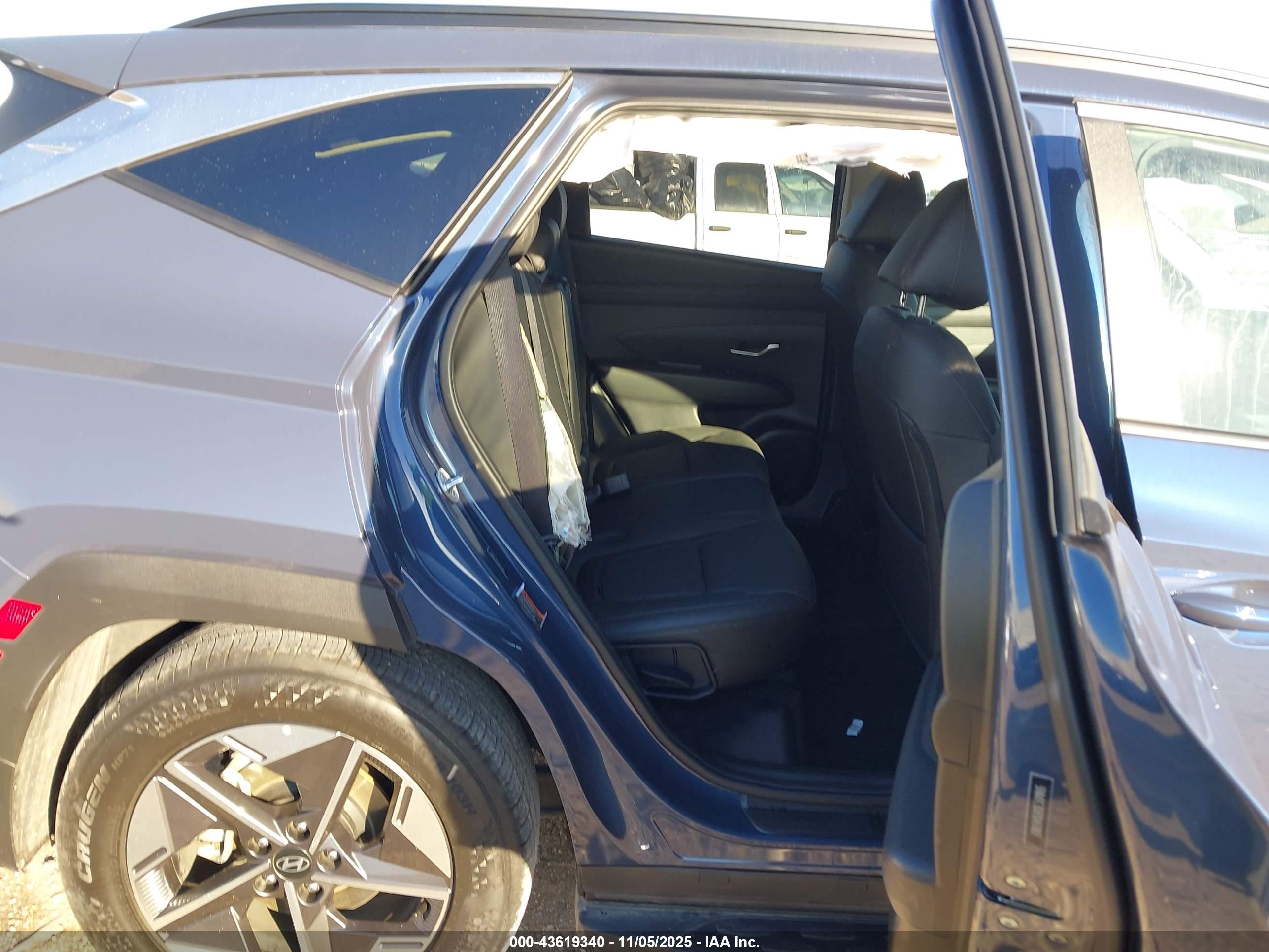HYUNDAI TUCSON image 8