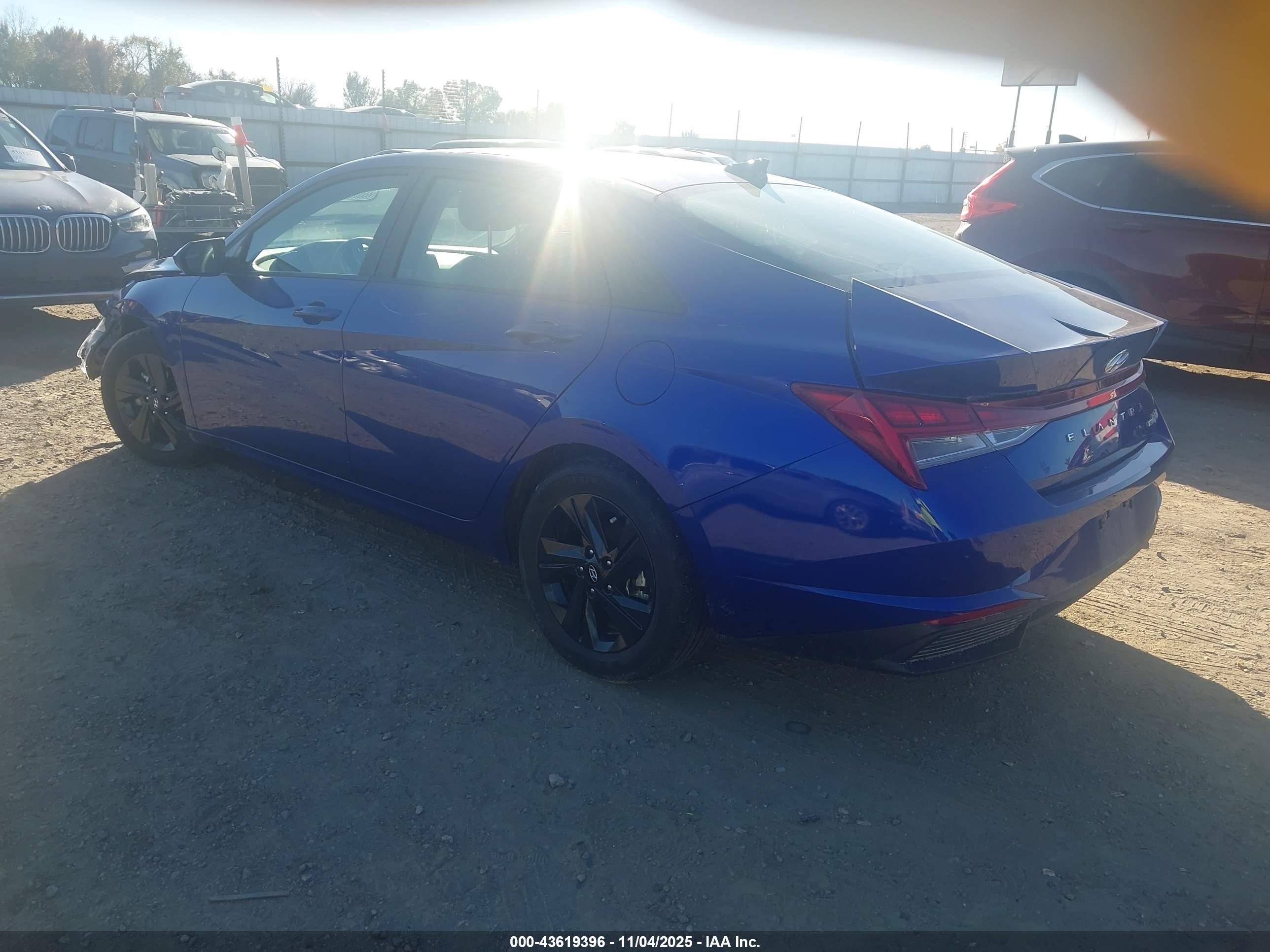 HYUNDAI ELANTRA image 3