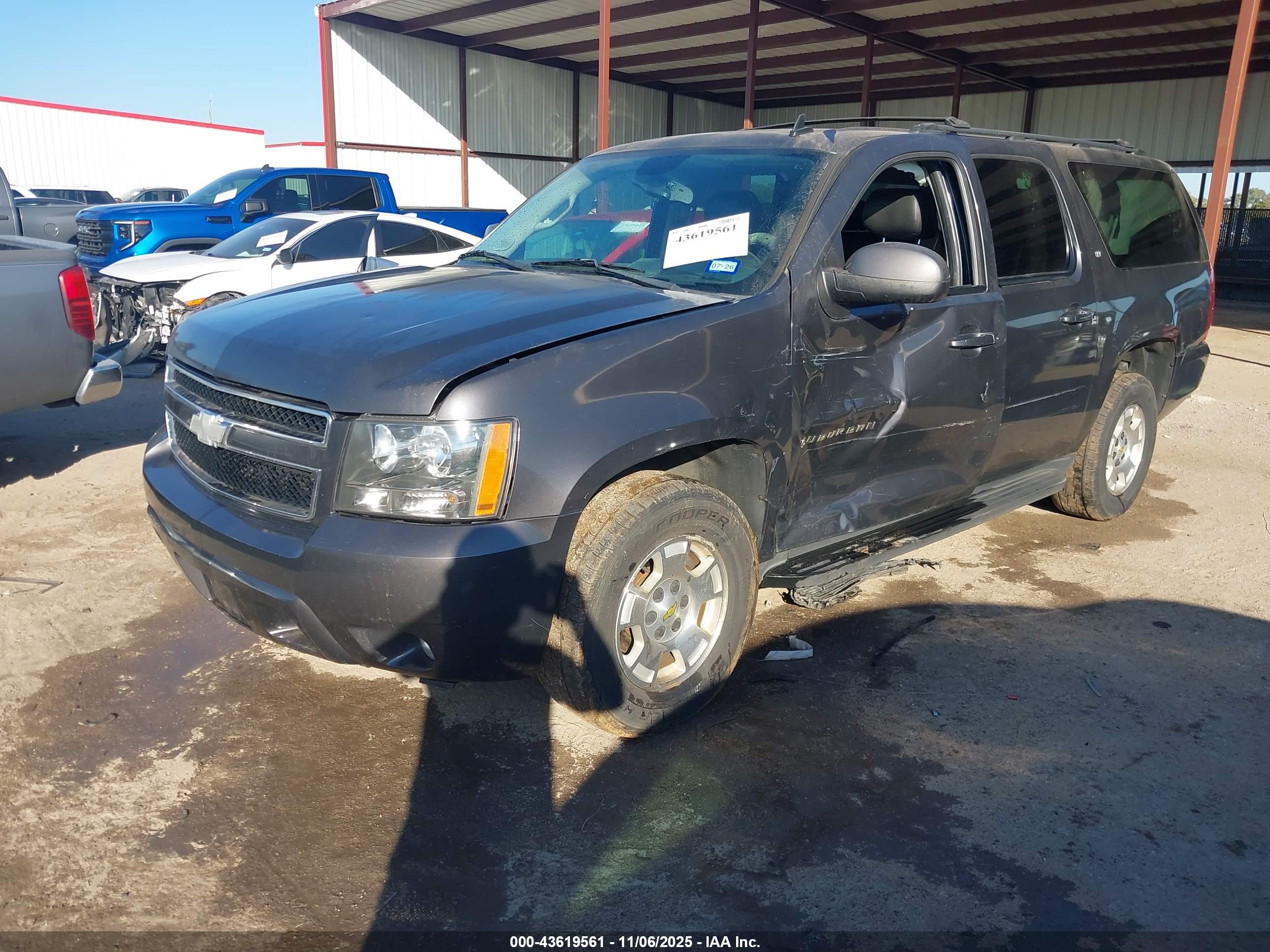 CHEVROLET SUBURBAN image 2