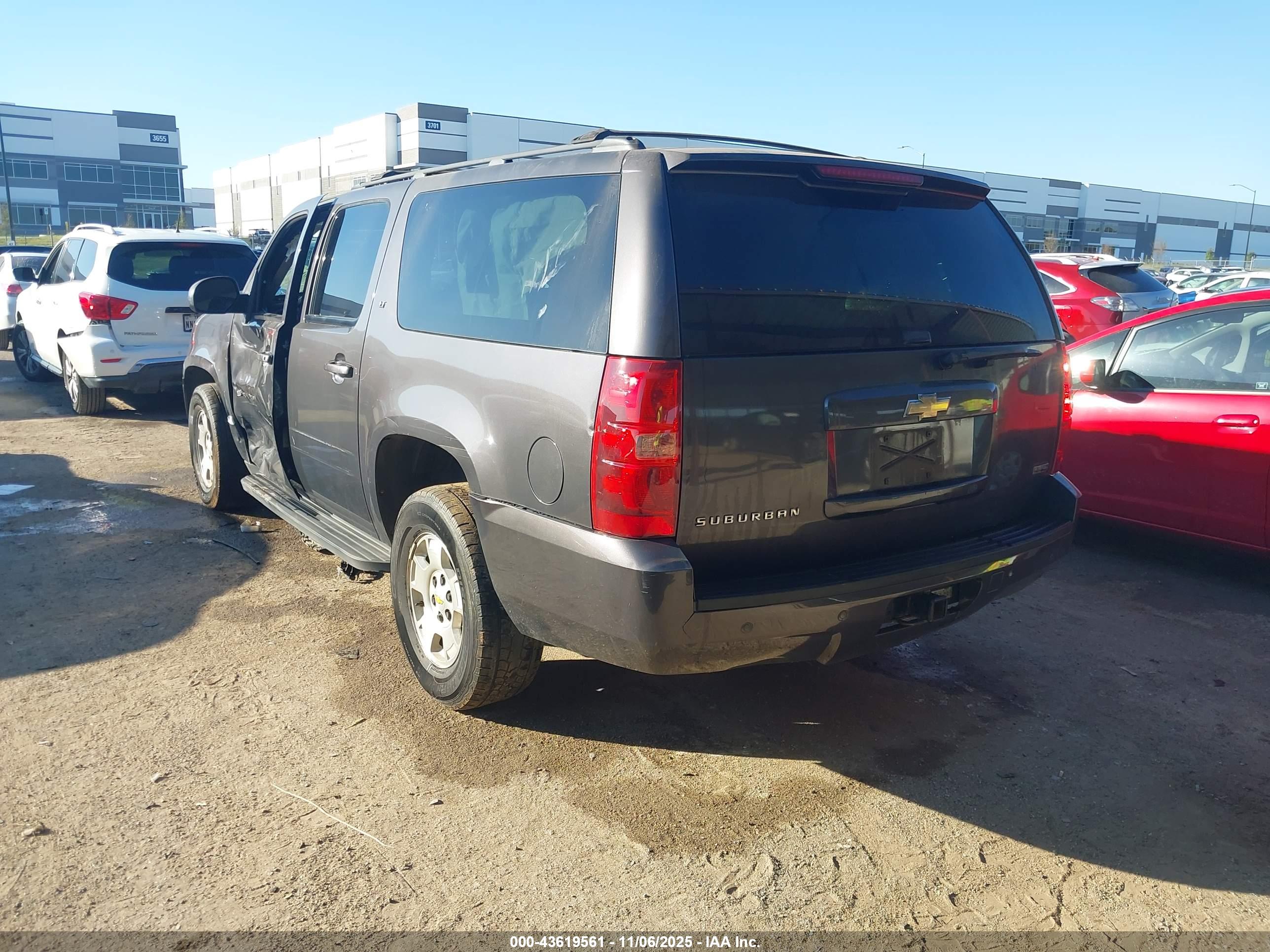 CHEVROLET SUBURBAN image 3
