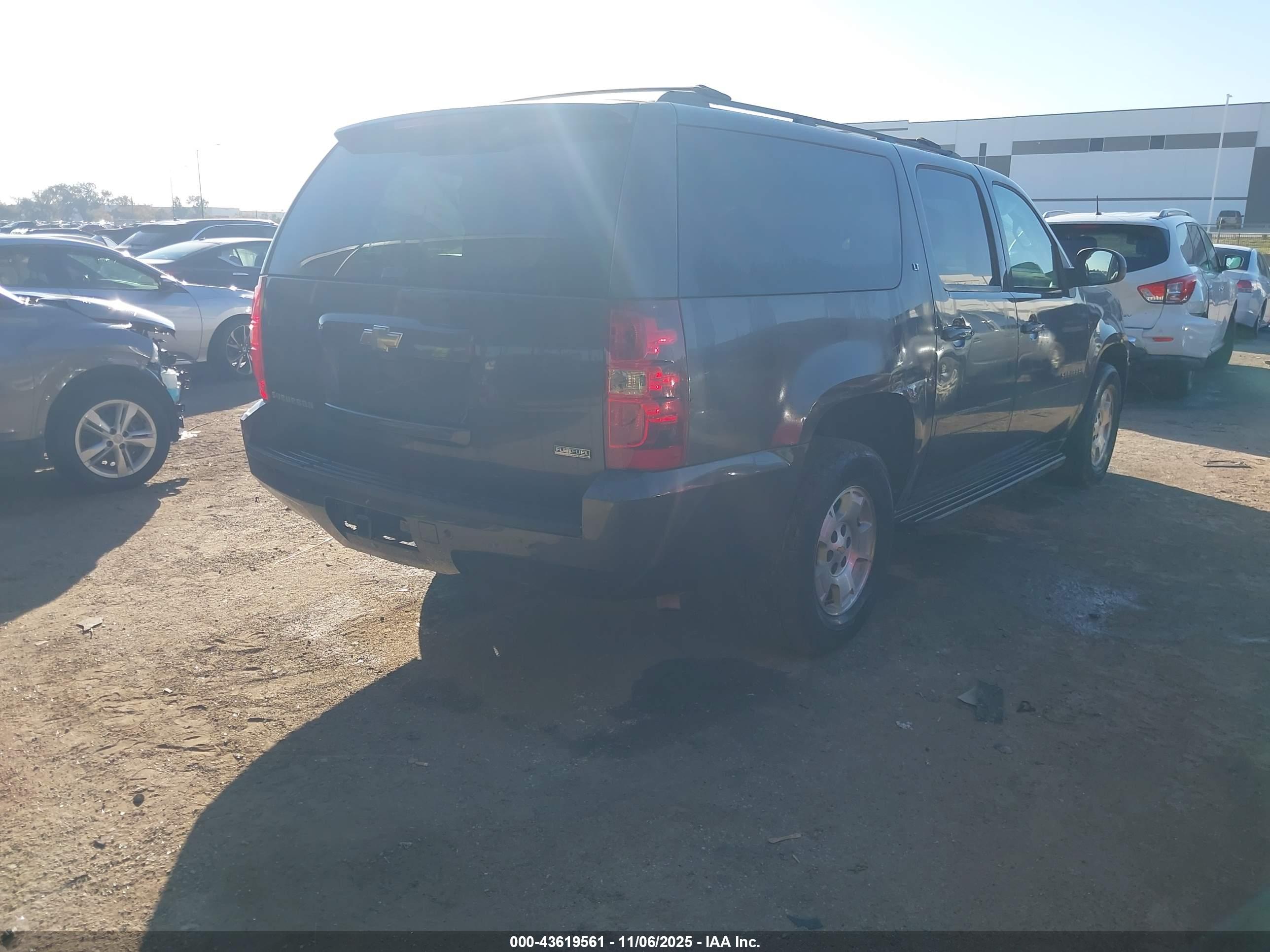 CHEVROLET SUBURBAN image 4