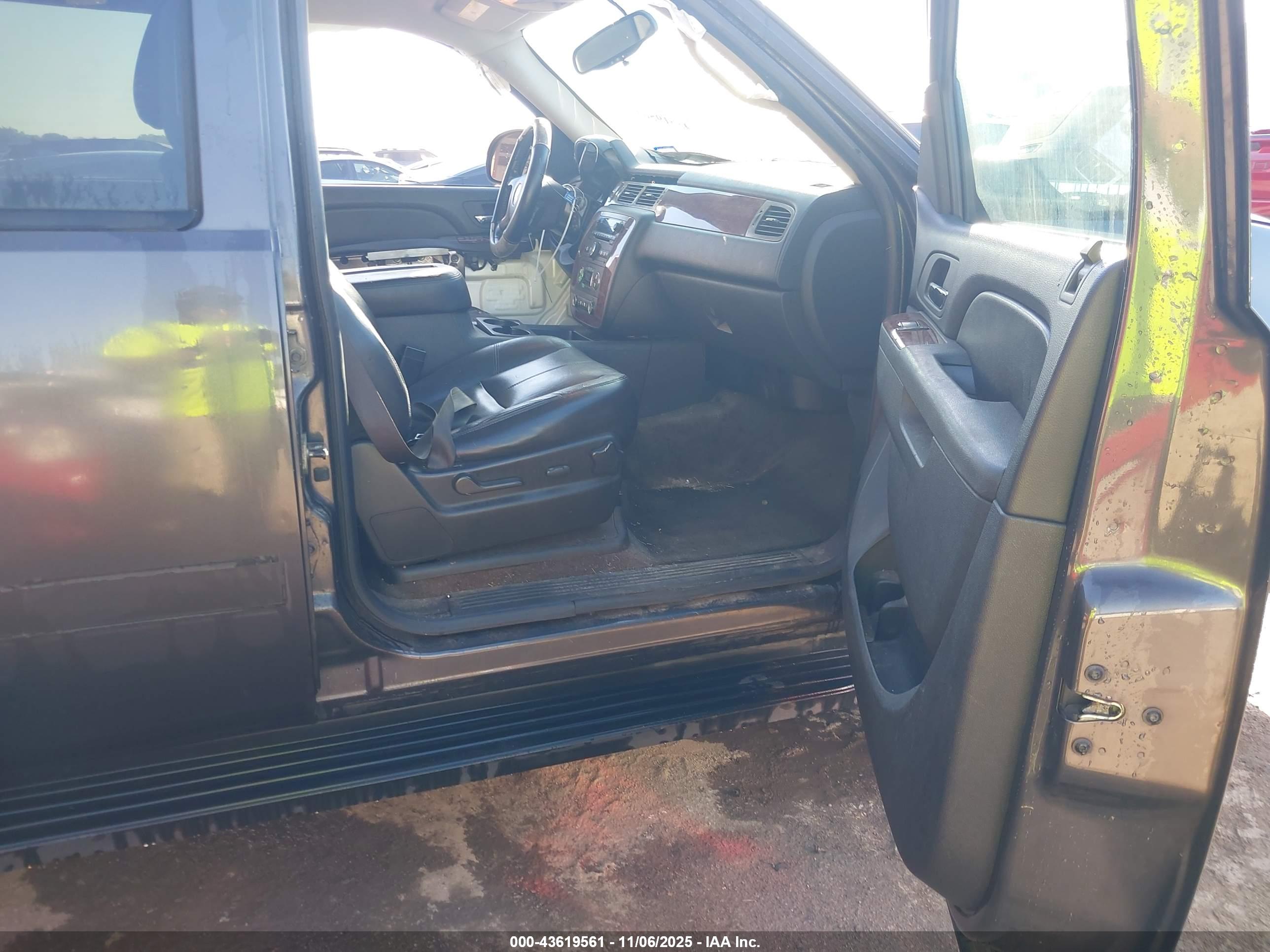 CHEVROLET SUBURBAN image 5