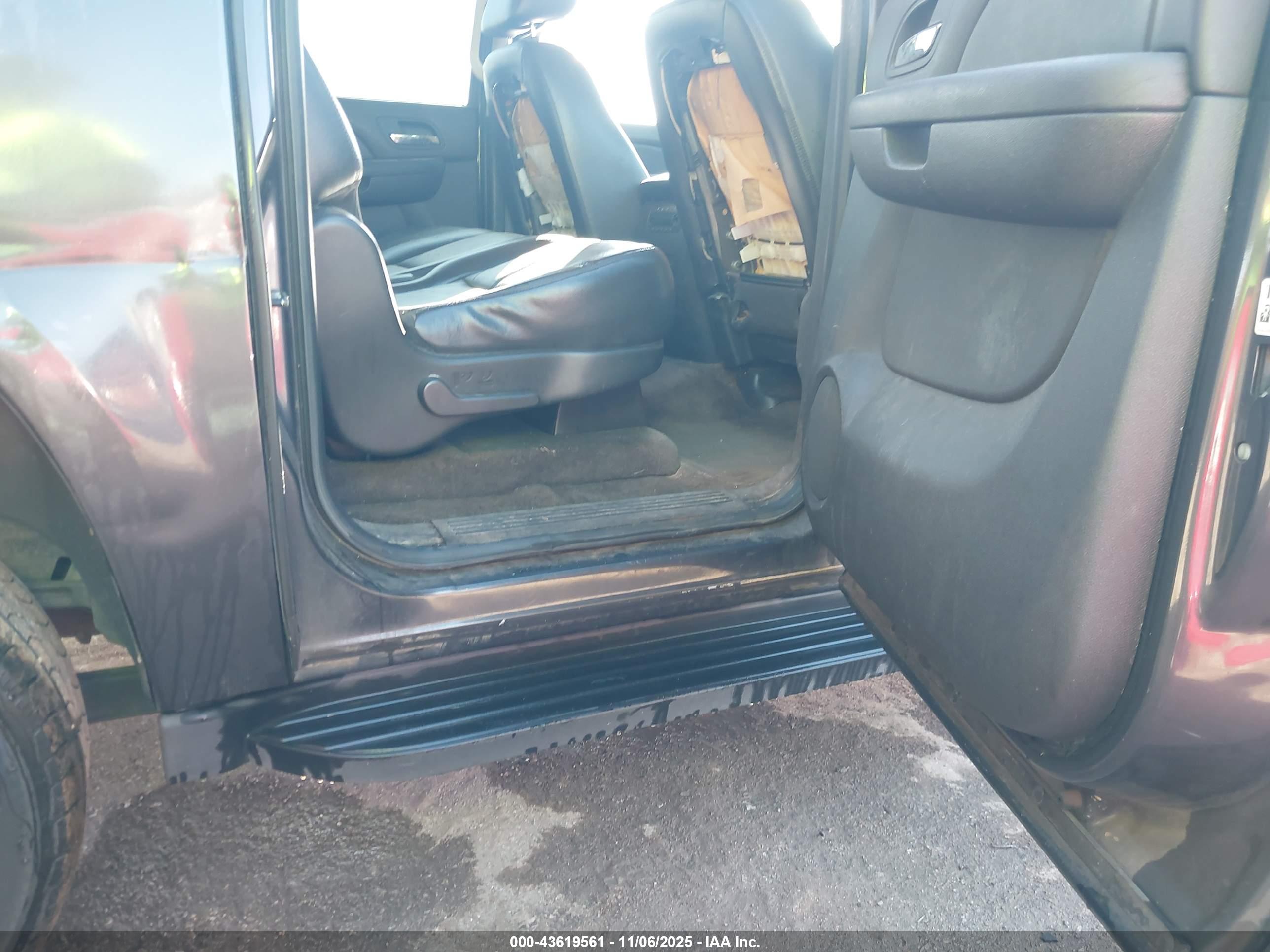 CHEVROLET SUBURBAN image 8