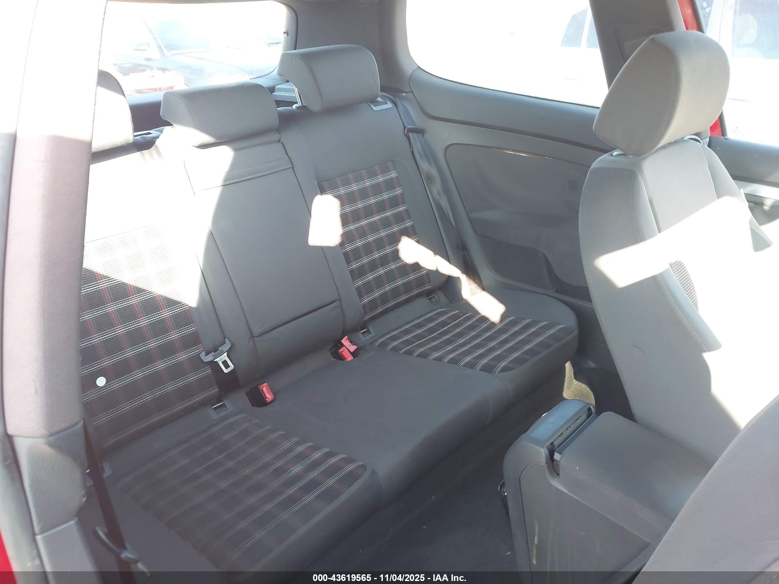 VOLKSWAGEN GTI image 8