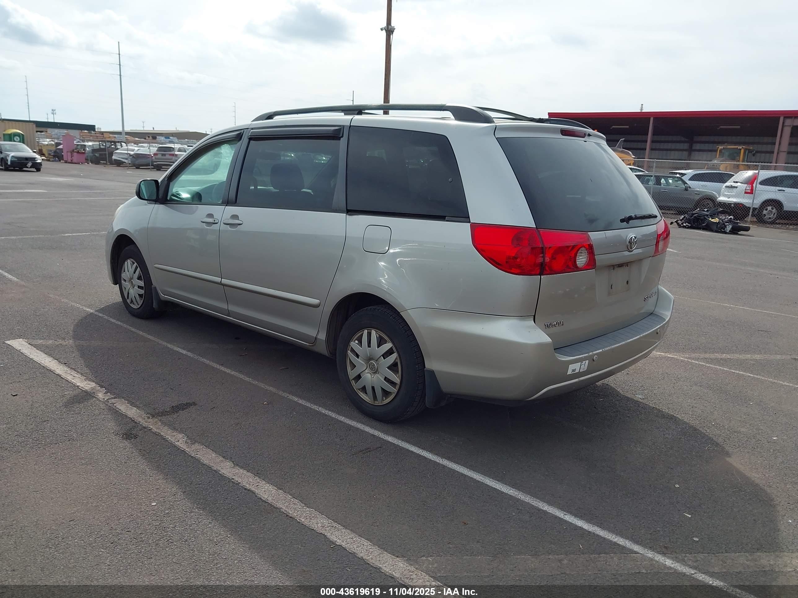 TOYOTA SIENNA image 3