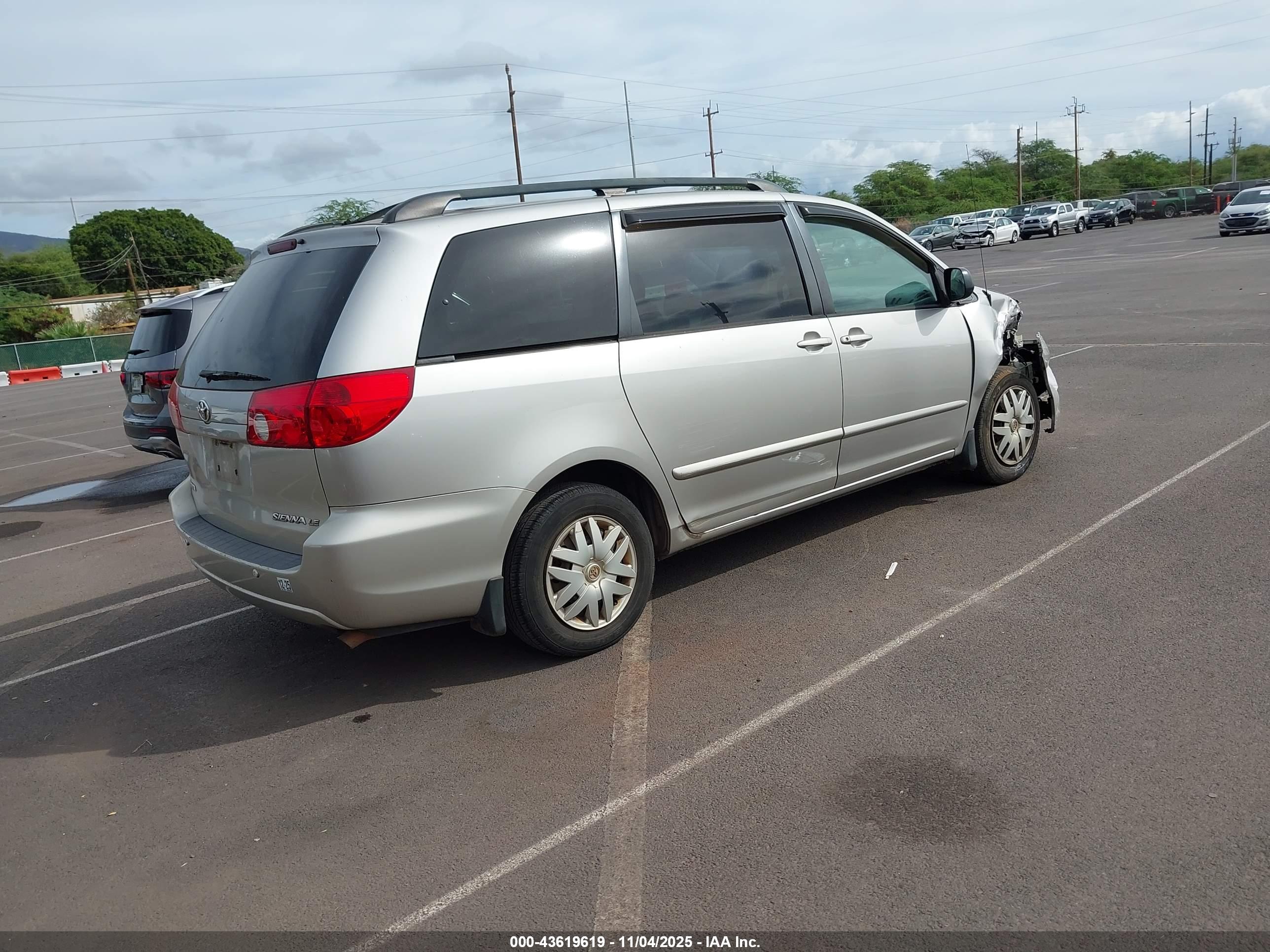 TOYOTA SIENNA image 4