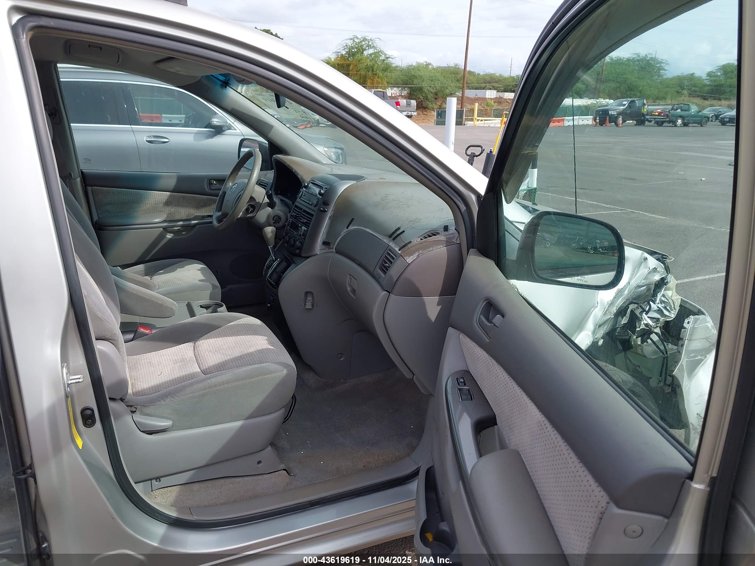 TOYOTA SIENNA image 5