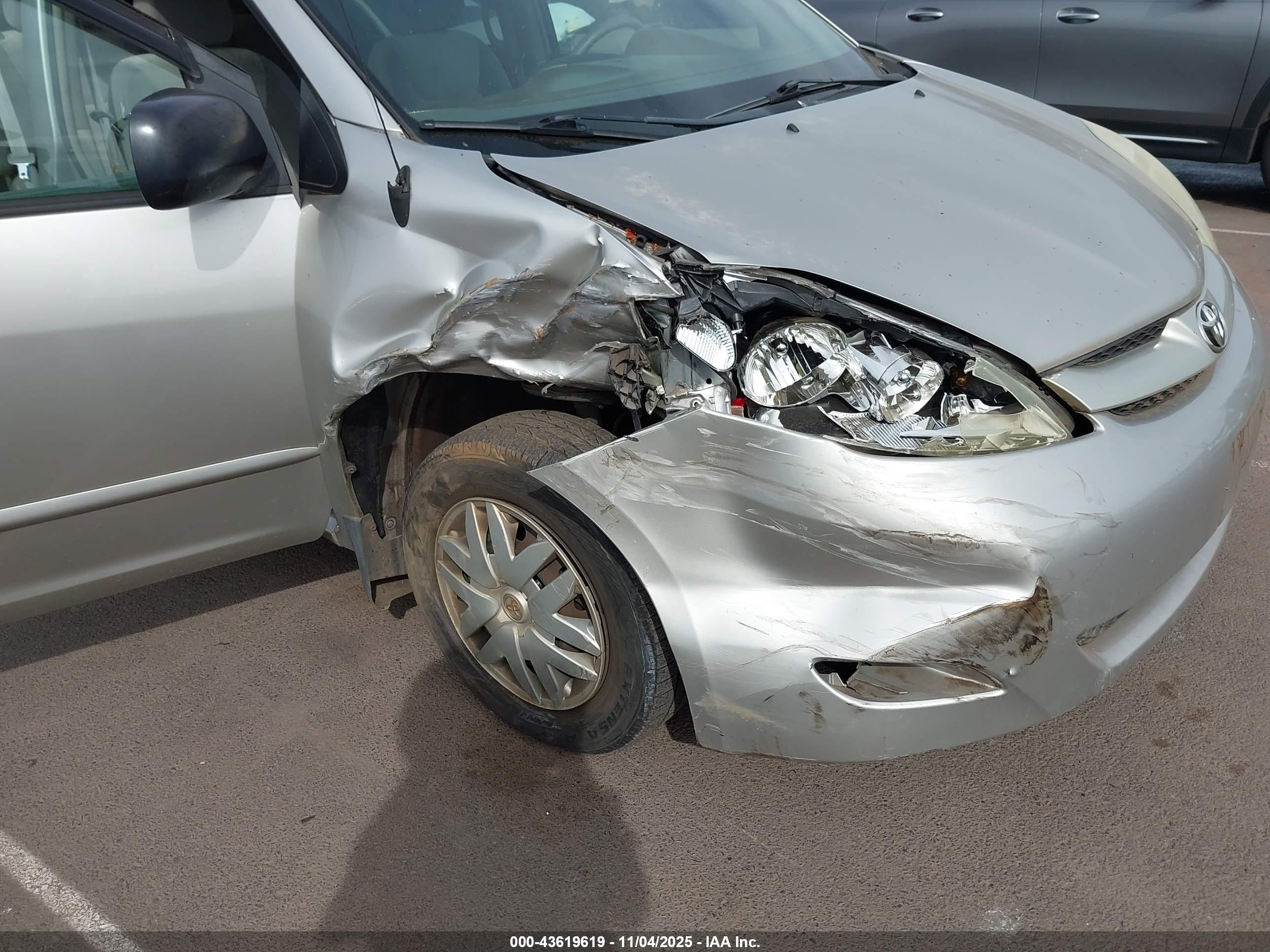 TOYOTA SIENNA image 6