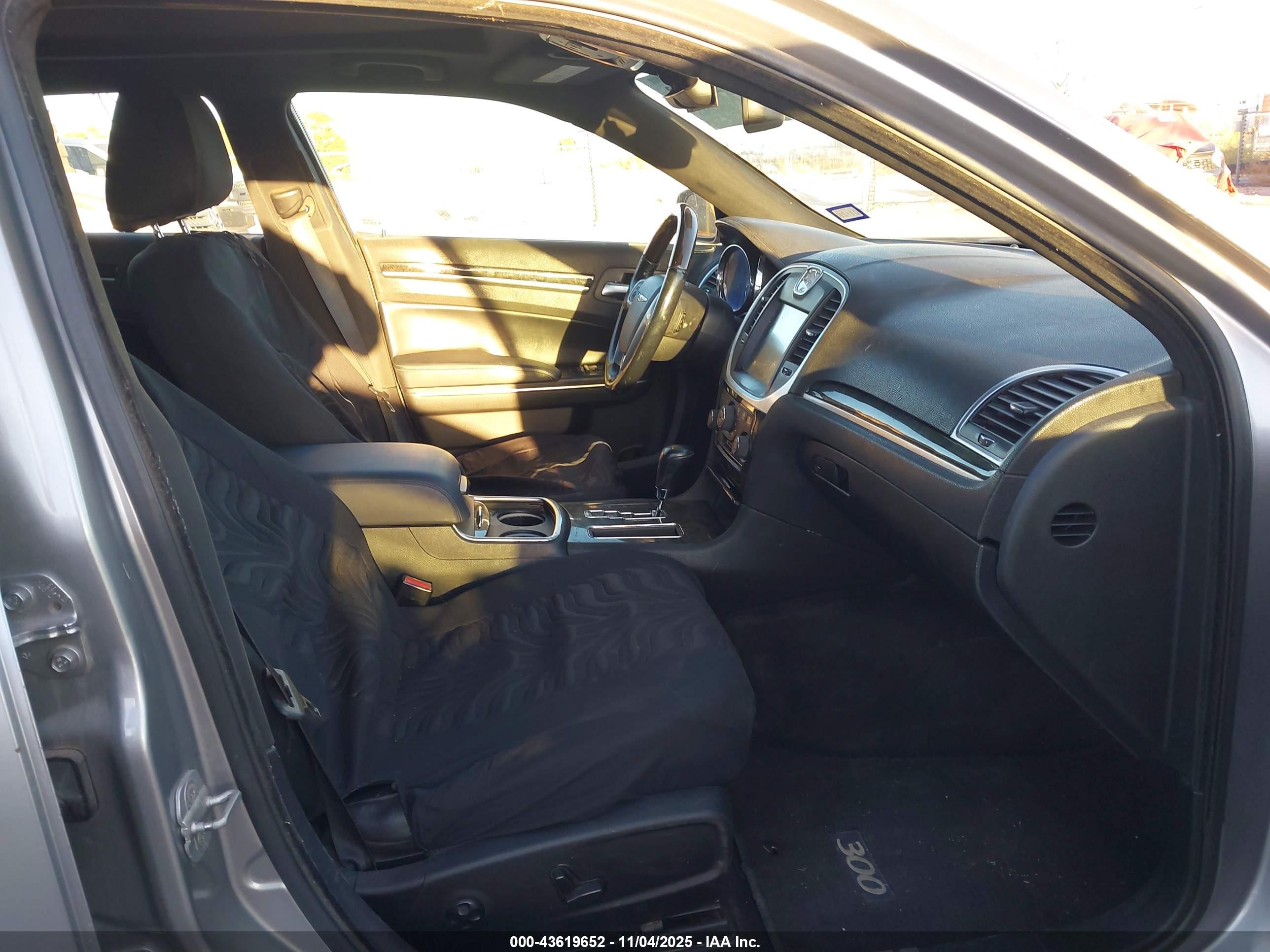 CHRYSLER 300 image 5