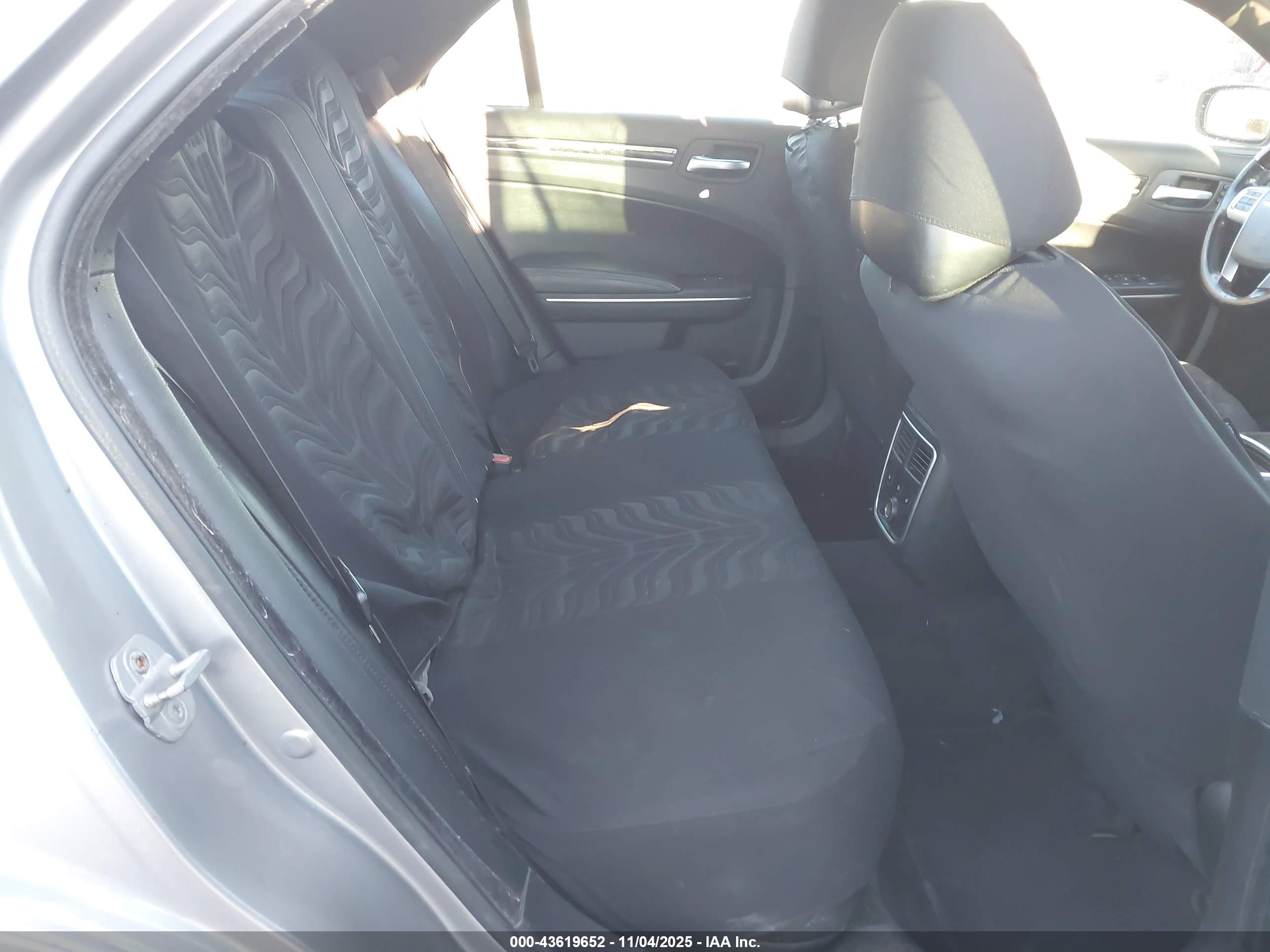 CHRYSLER 300 image 8