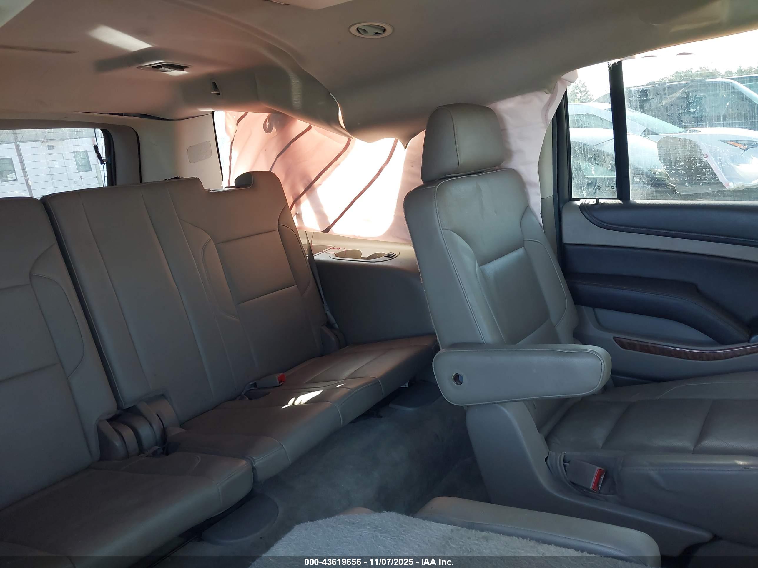 CHEVROLET SUBURBAN image 8
