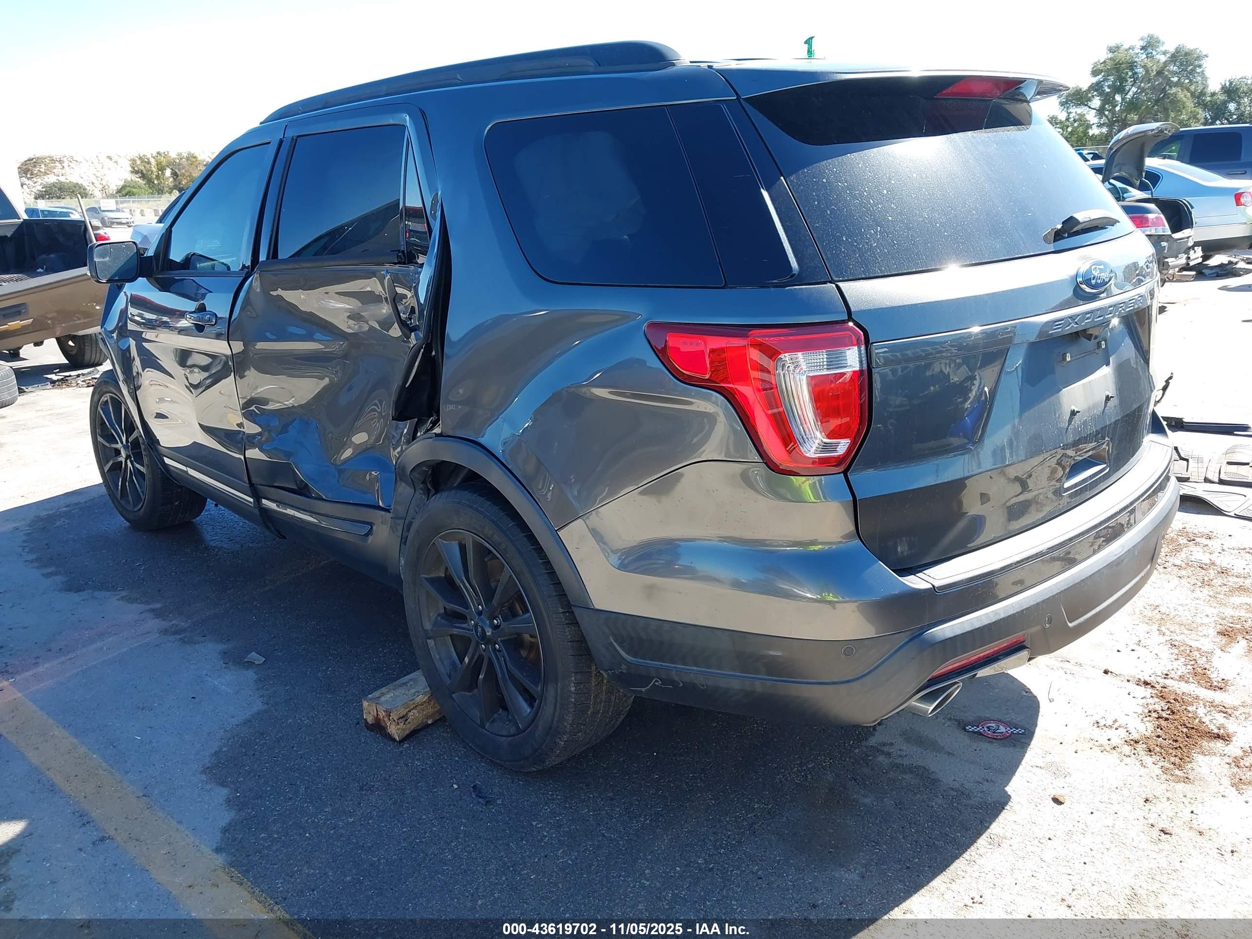 FORD EXPLORER image 3