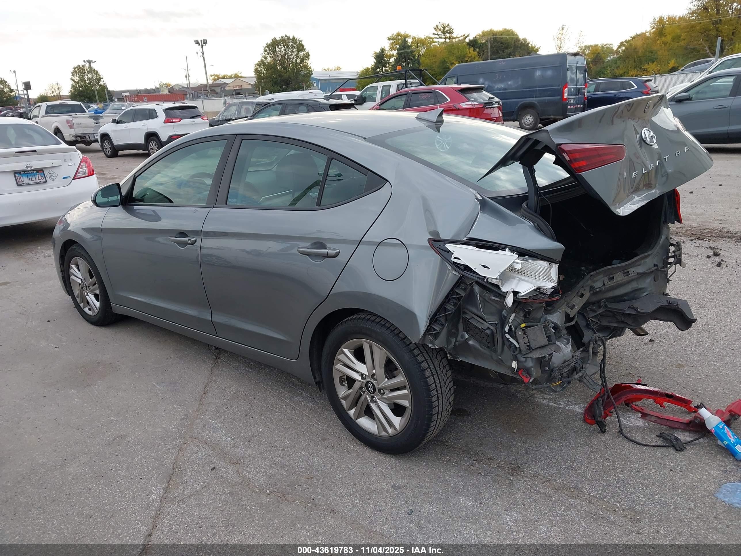 HYUNDAI ELANTRA image 3