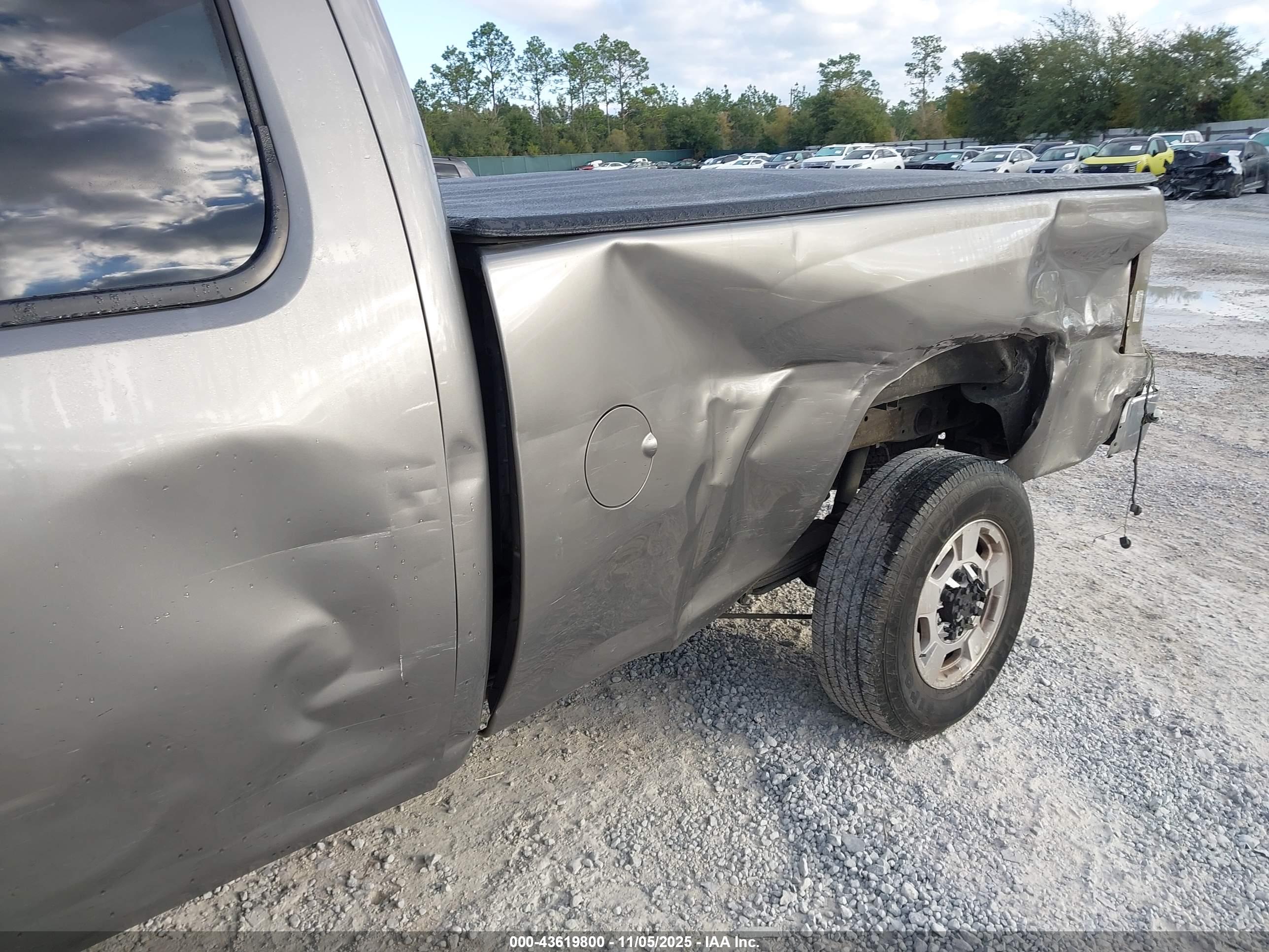 CHEVROLET SILVERADO image 6