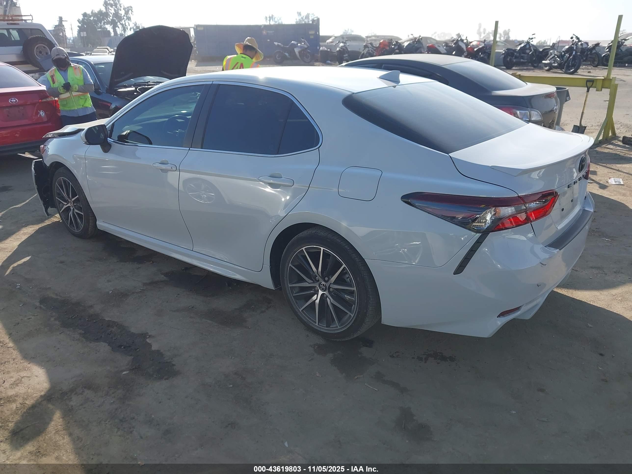 TOYOTA CAMRY image 3