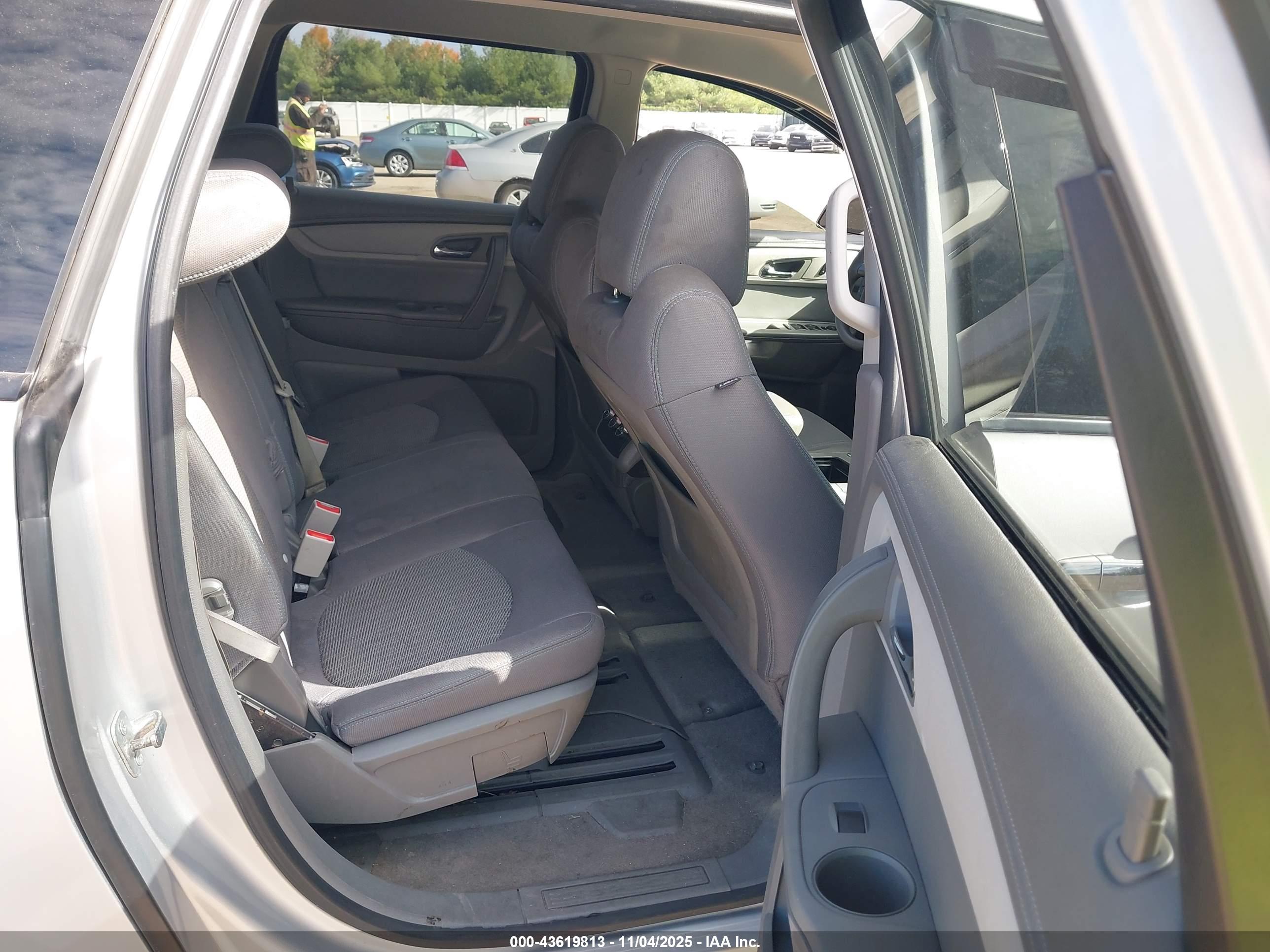 CHEVROLET TRAVERSE image 8