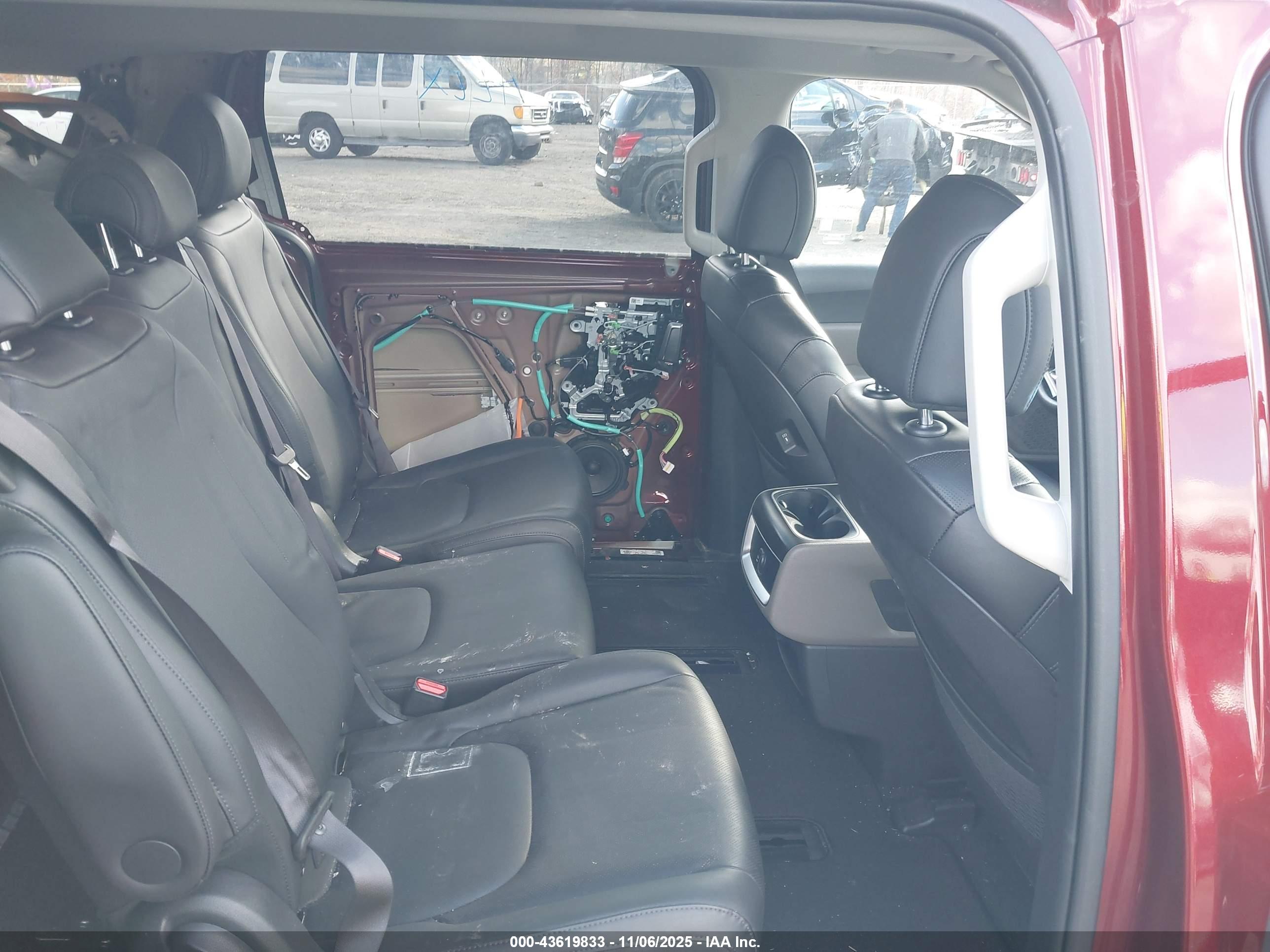 KIA CARNIVAL image 8
