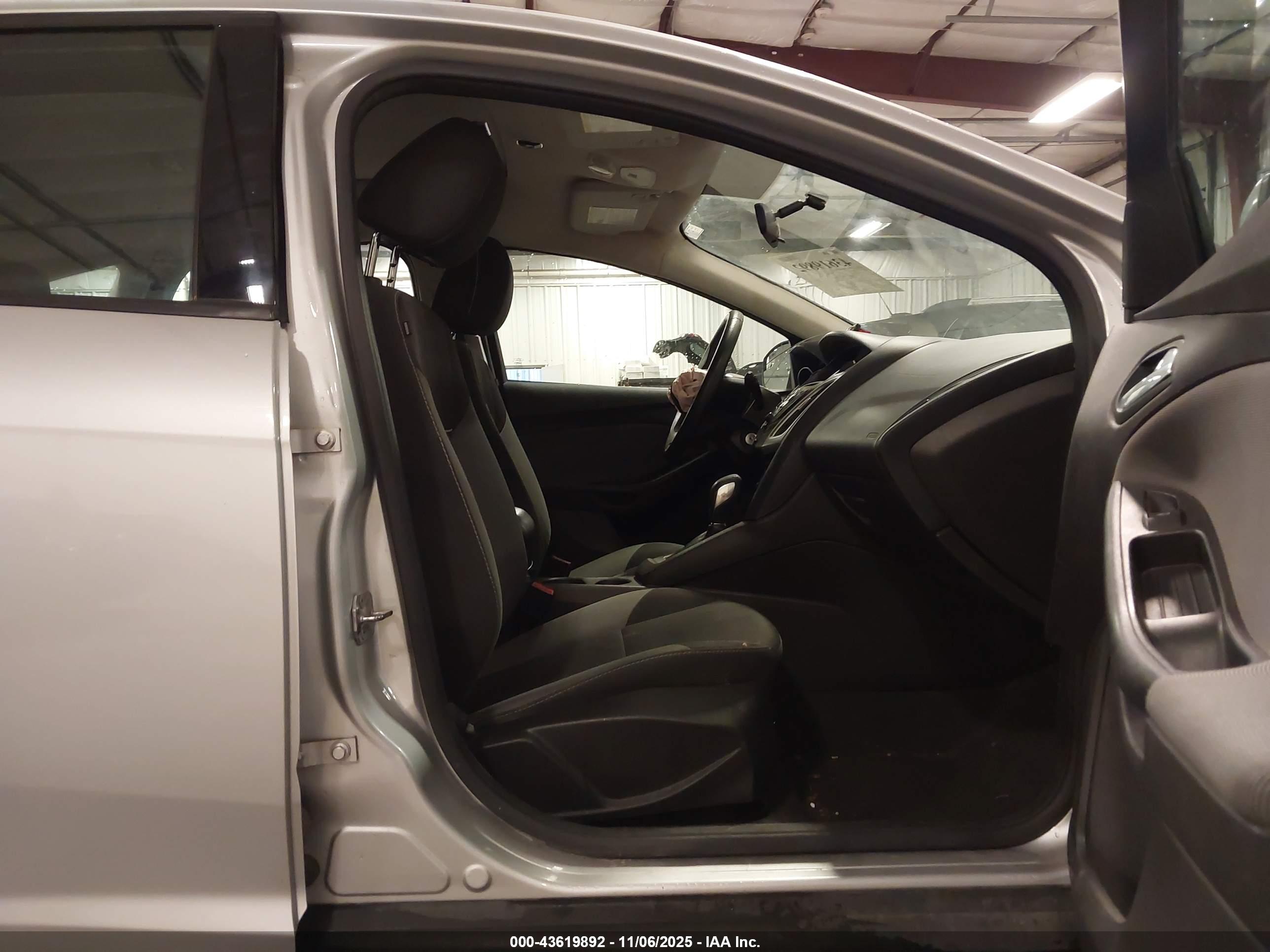 FORD FOCUS image 8