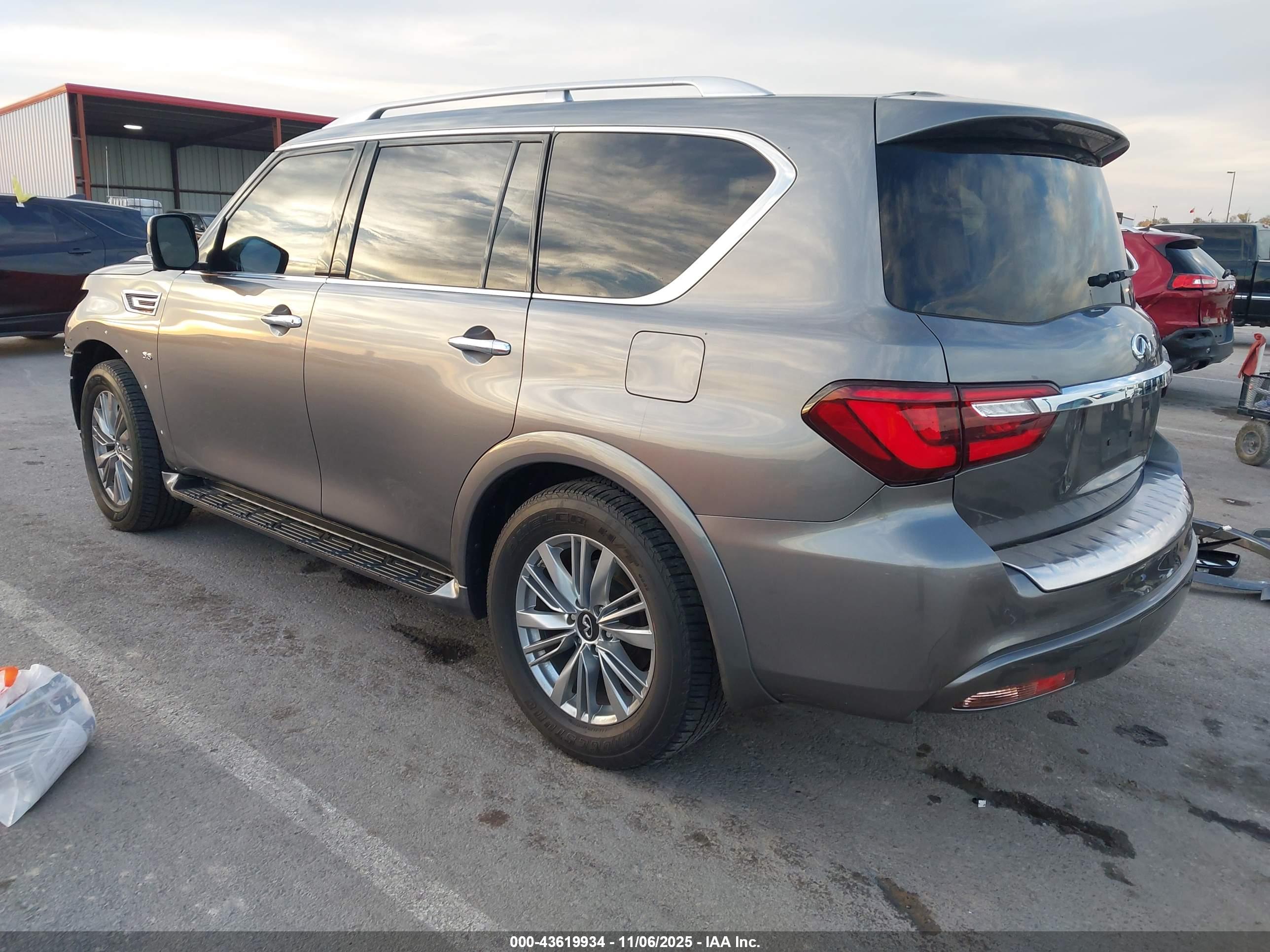 INFINITI QX80 image 3
