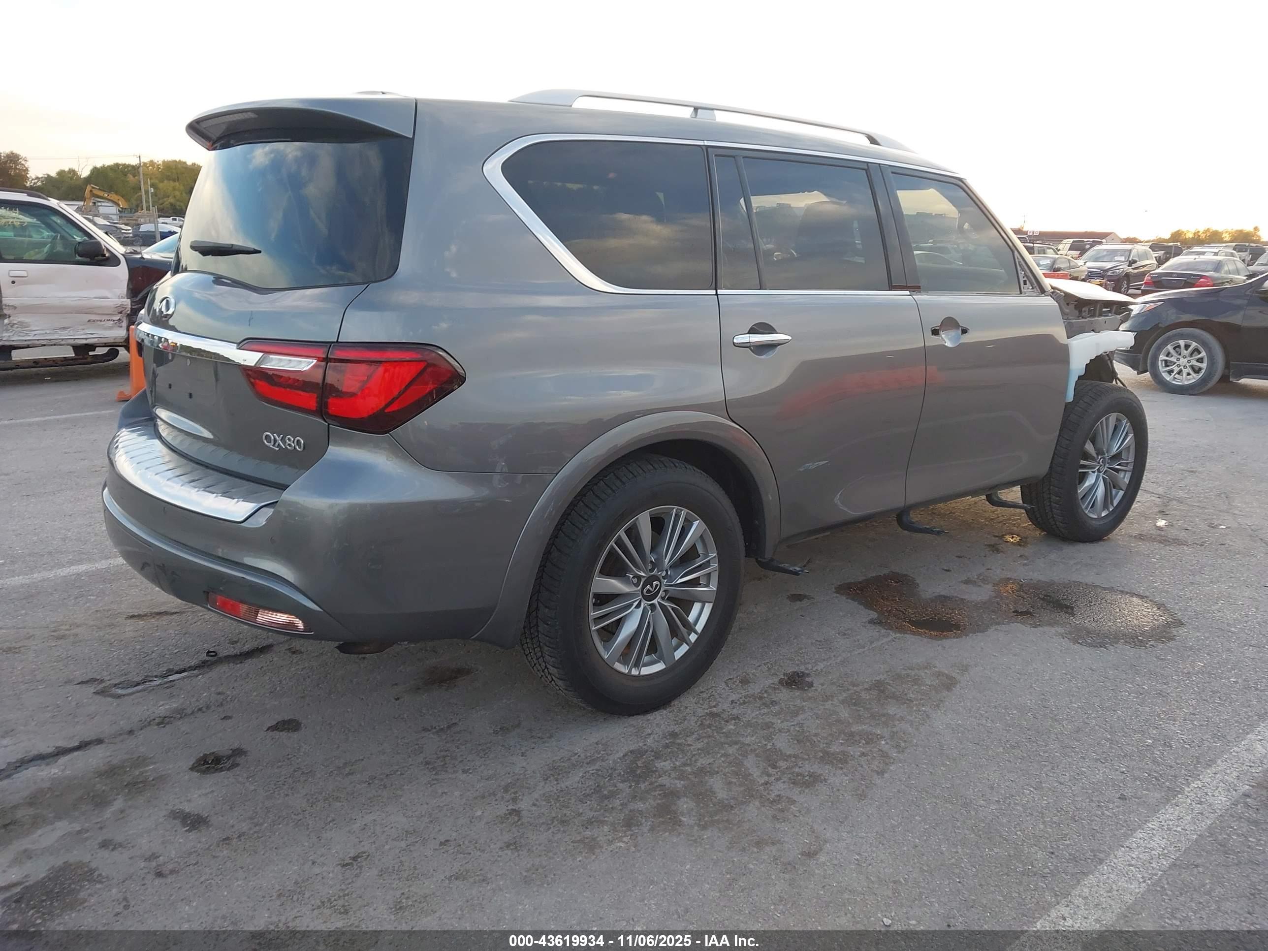 INFINITI QX80 image 4