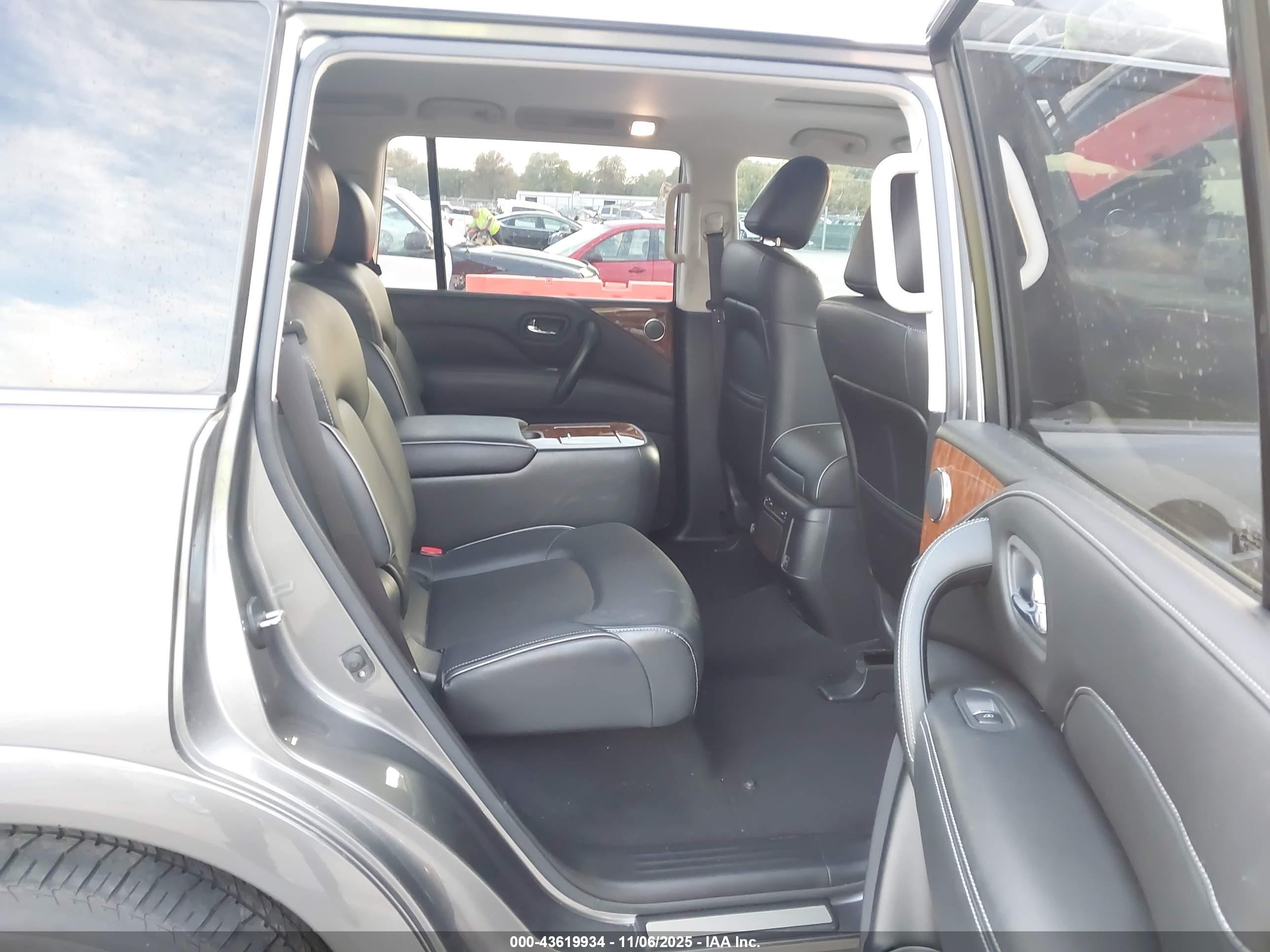 INFINITI QX80 image 8