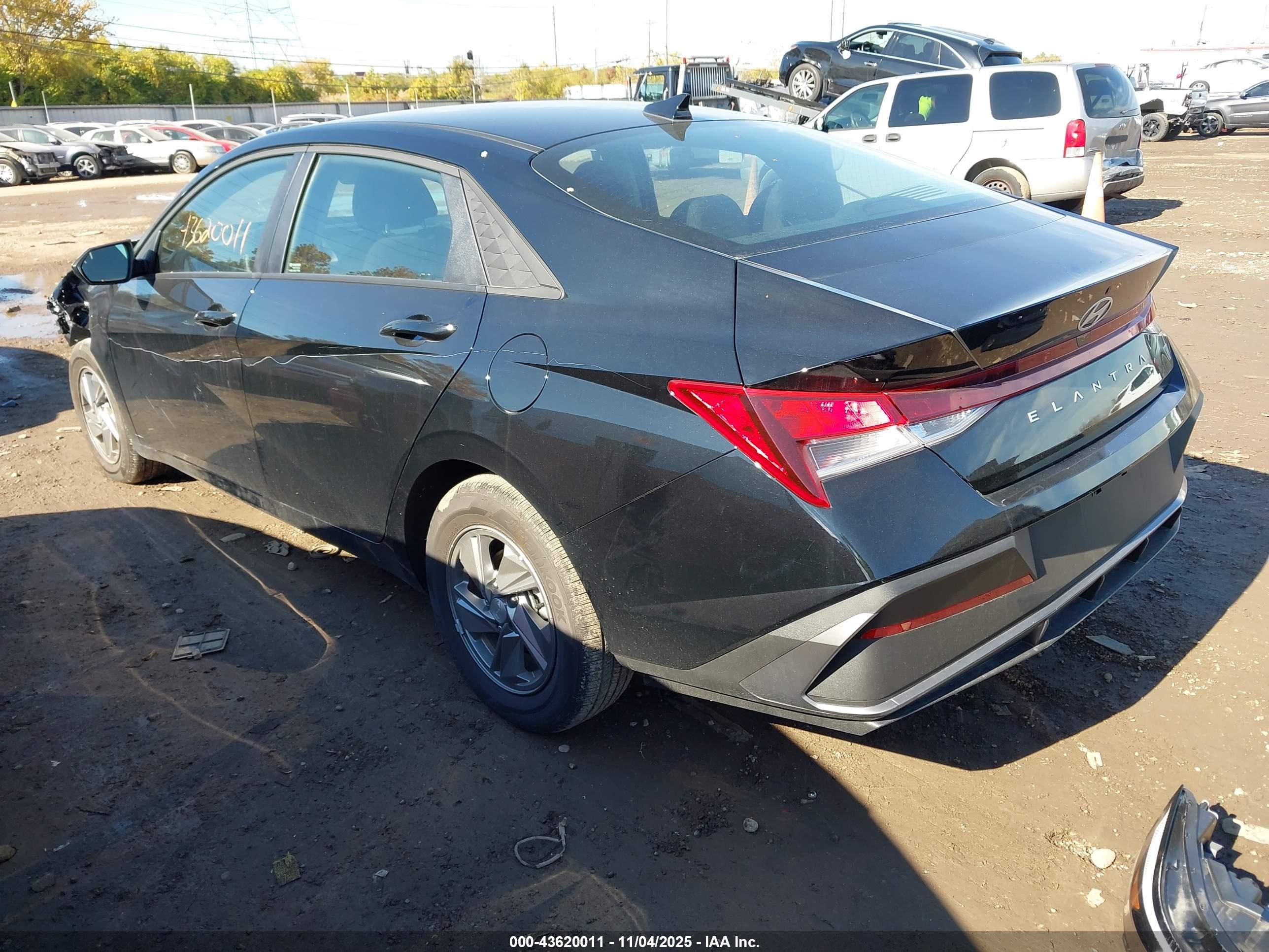 HYUNDAI ELANTRA image 3