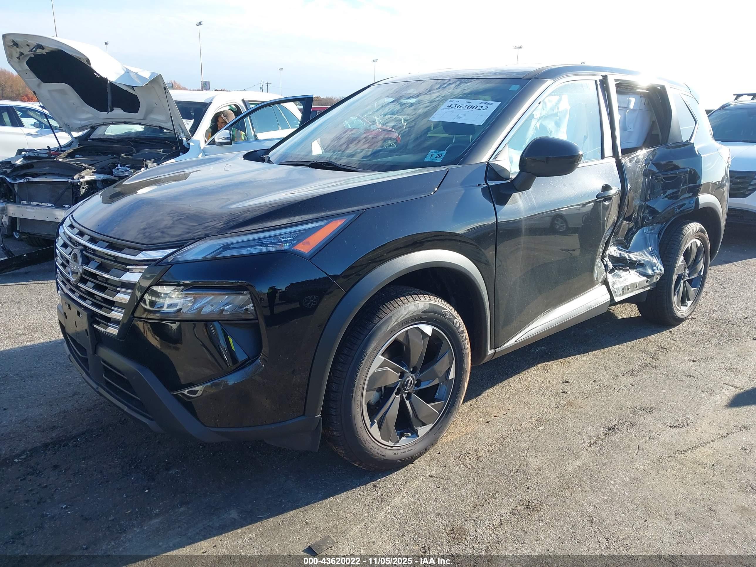 NISSAN ROGUE image 2