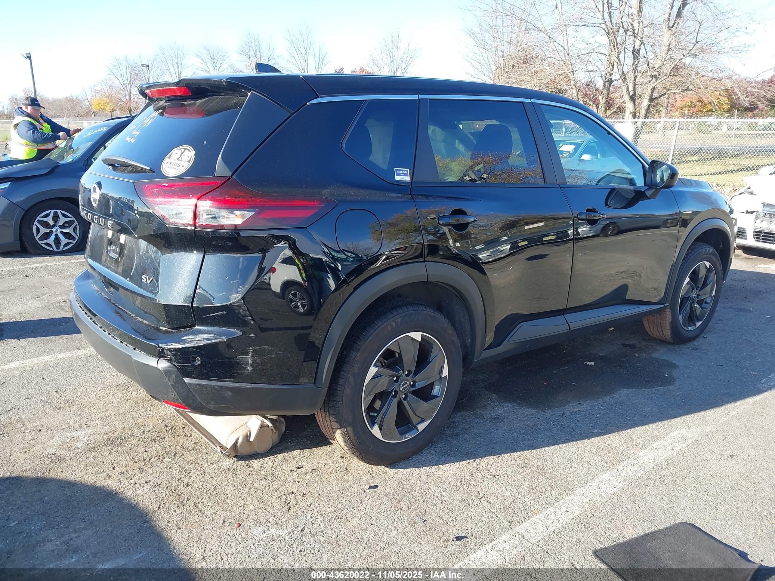 NISSAN ROGUE image 4