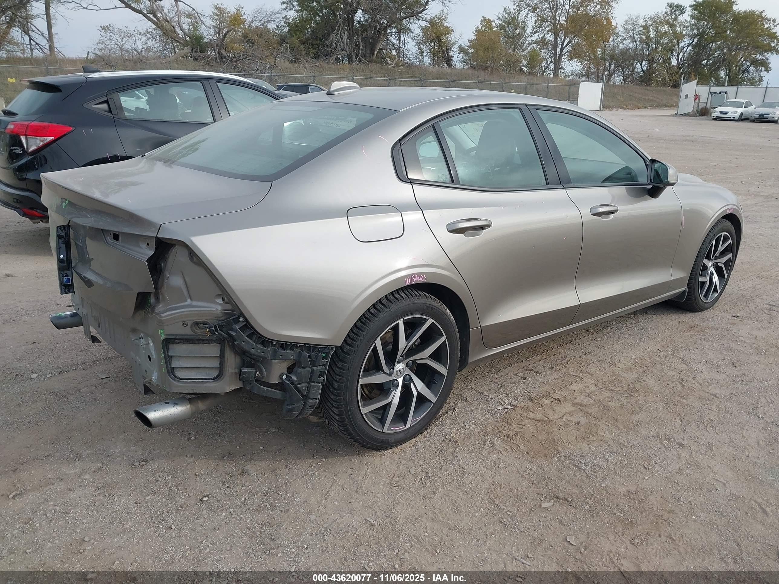 VOLVO S60 image 4