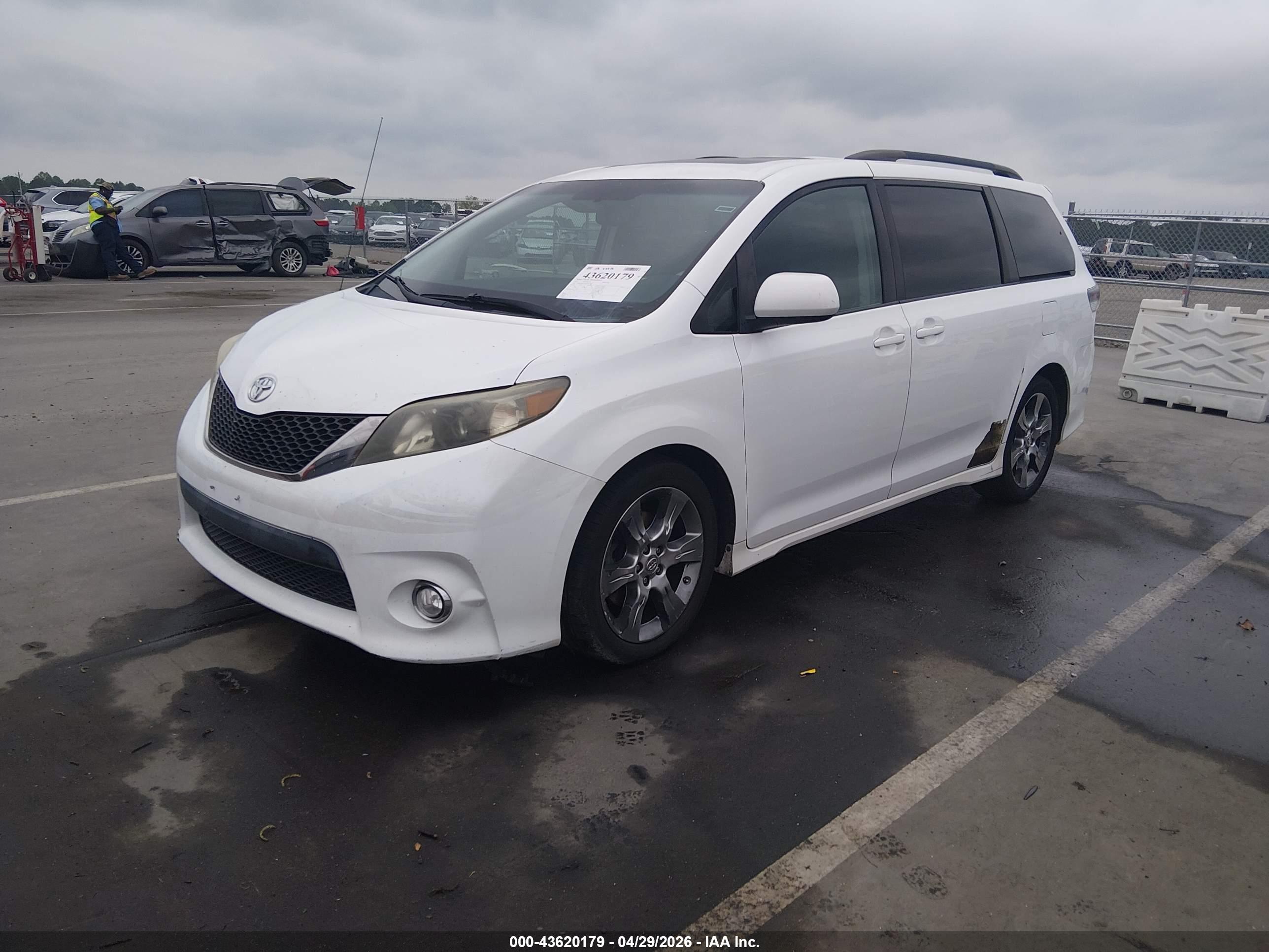 TOYOTA SIENNA image 2