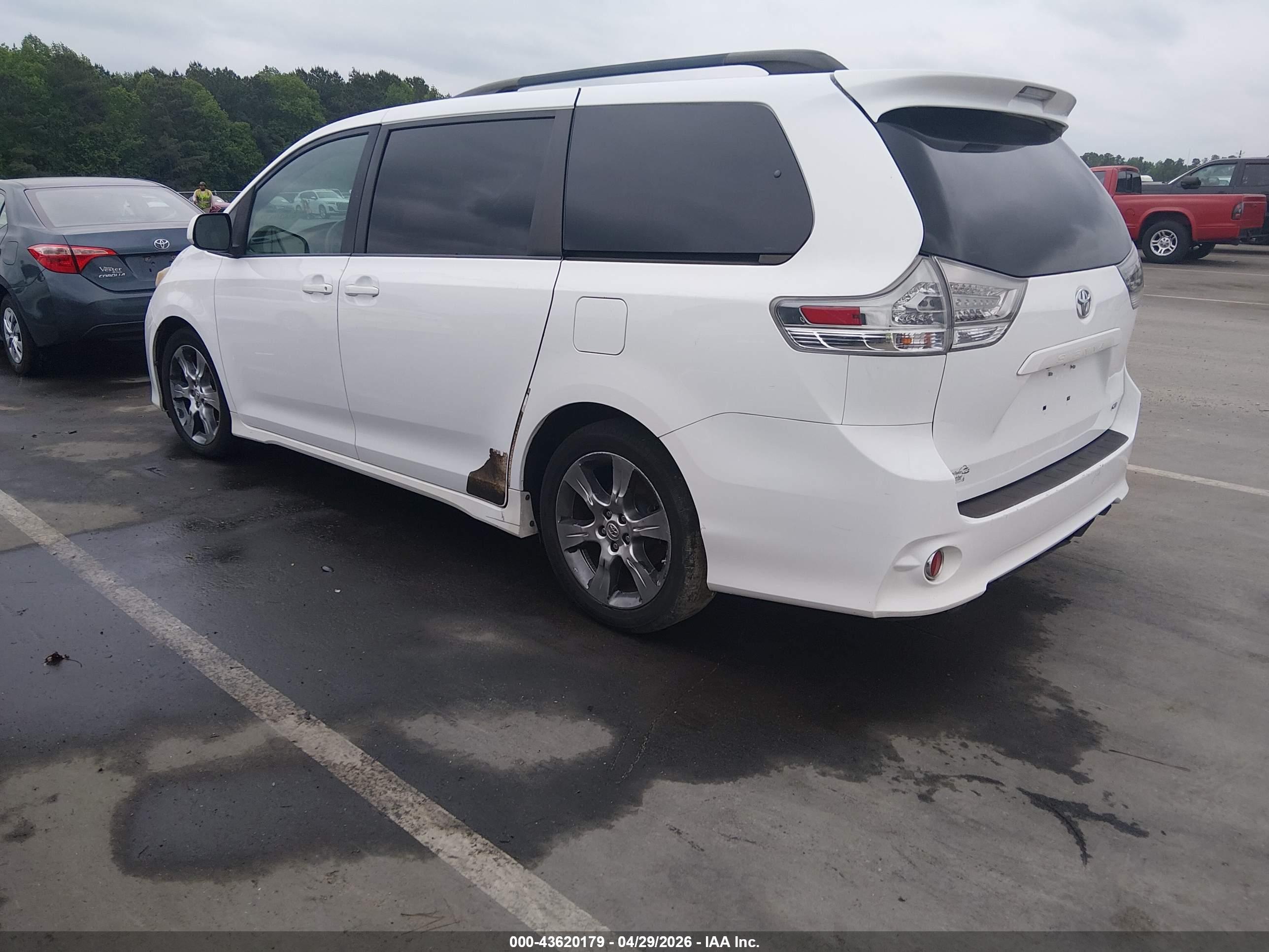 TOYOTA SIENNA image 3